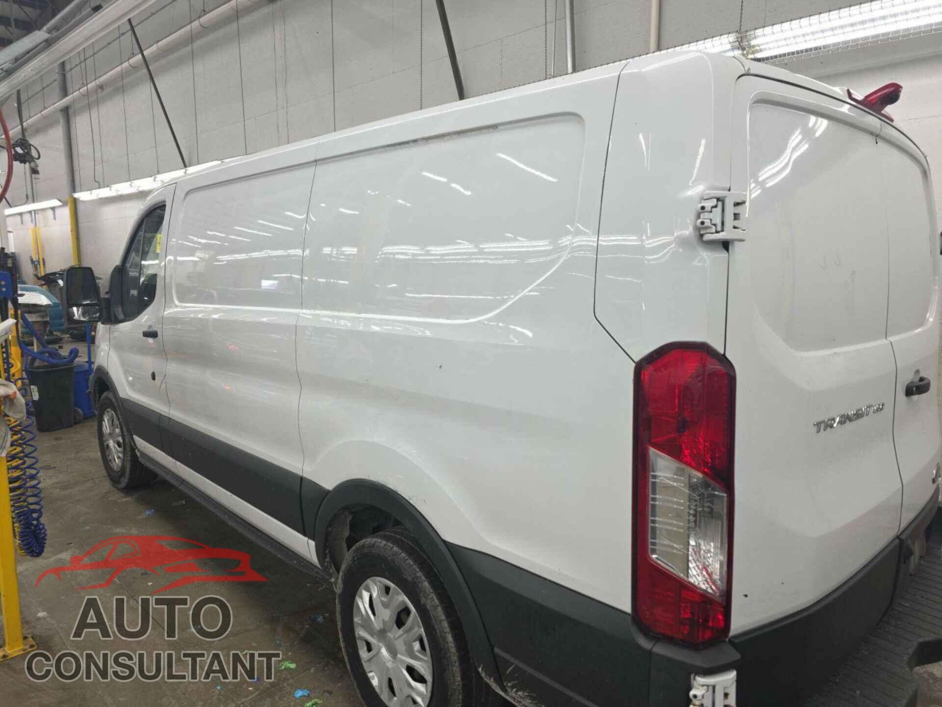 FORD TRANSIT-150 2018 - 1FTYE1YM4JKA04477