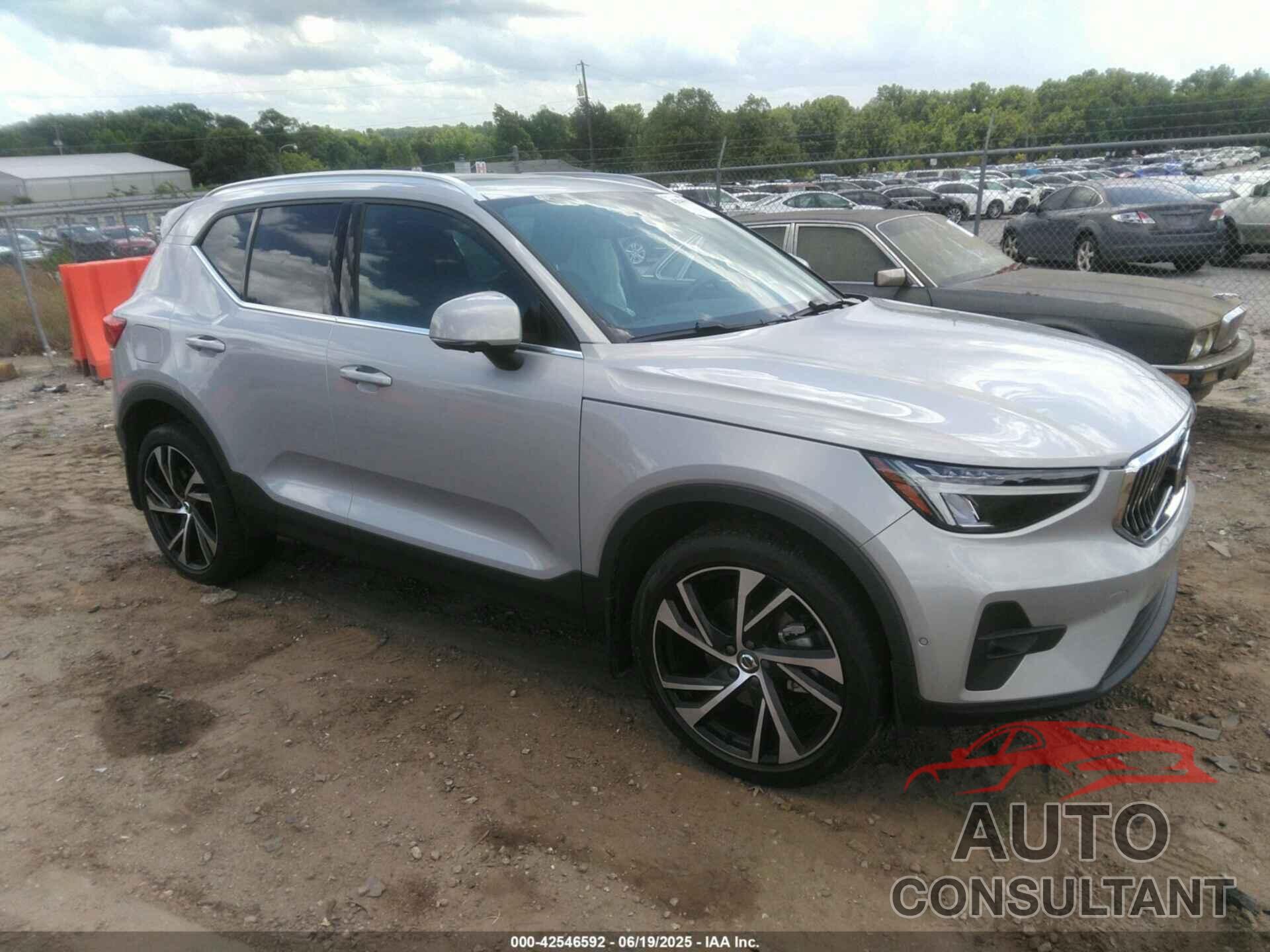 VOLVO XC40 2023 - YV4L12UA5P2940153