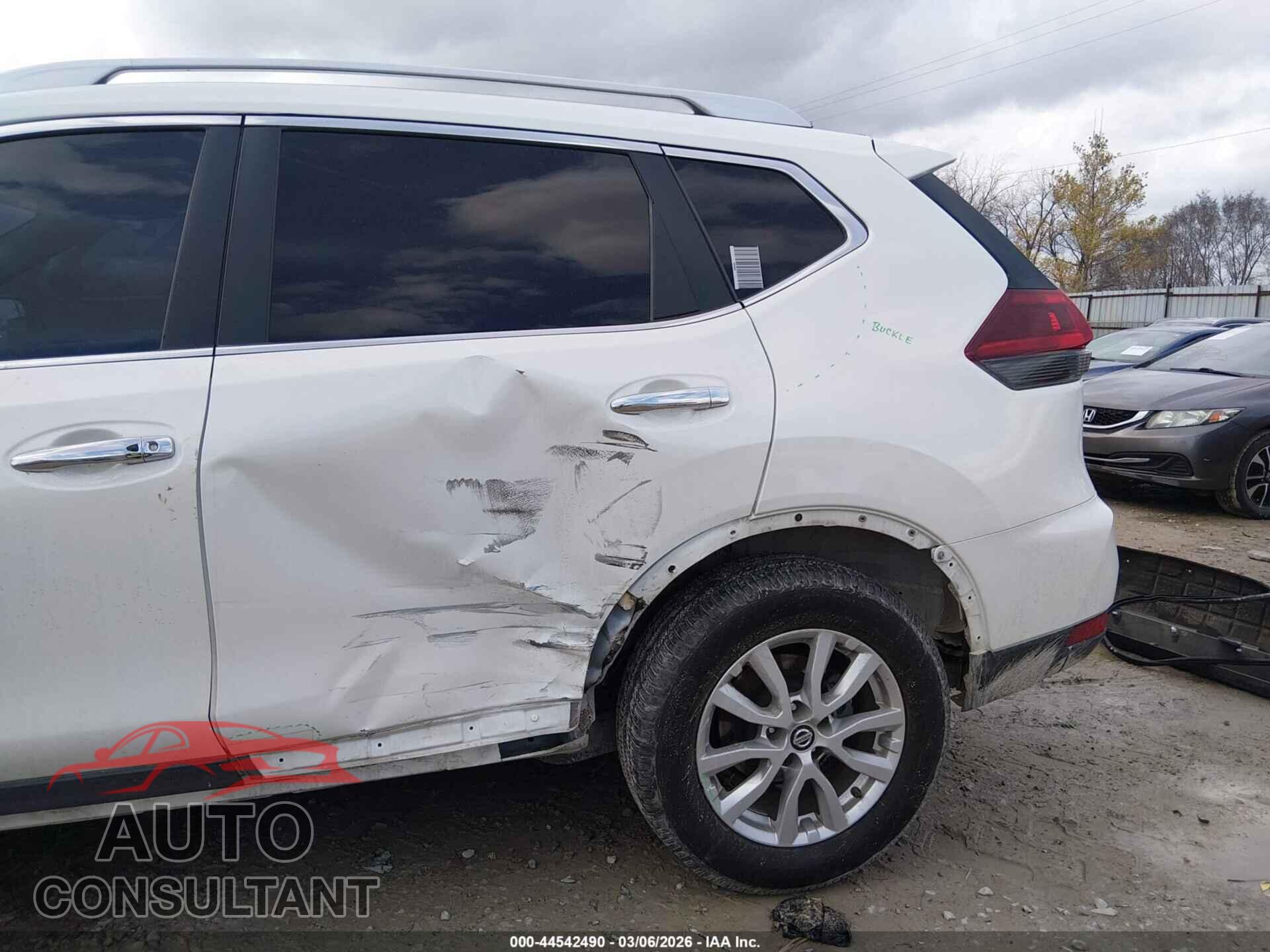 NISSAN ROGUE 2018 - KNMAT2MTXJP563559