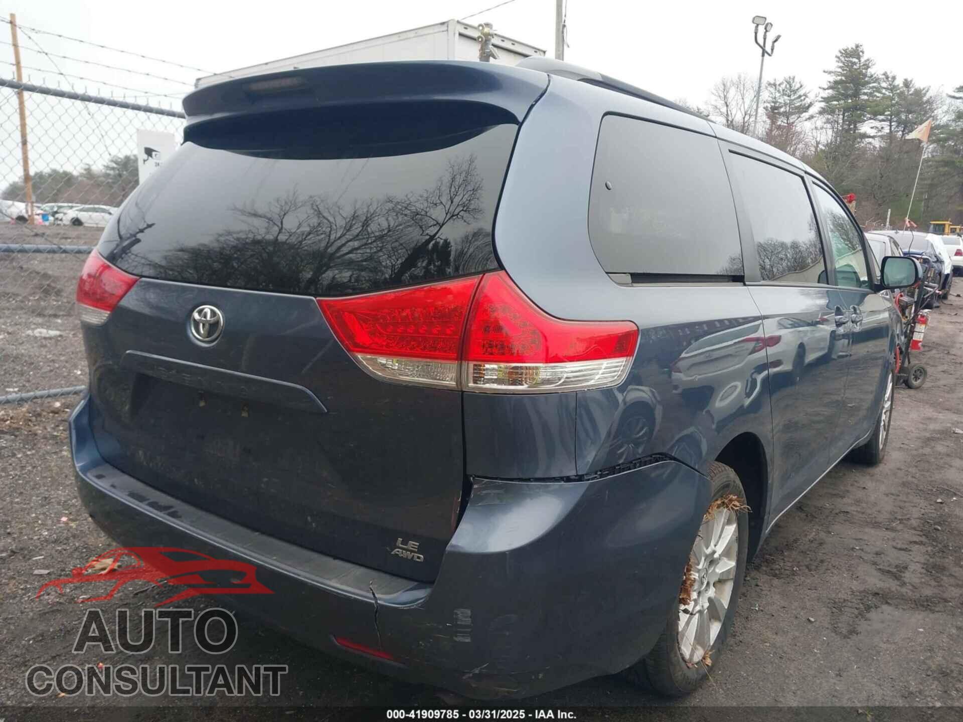 TOYOTA SIENNA 2013 - 5TDJK3DC8DS064035