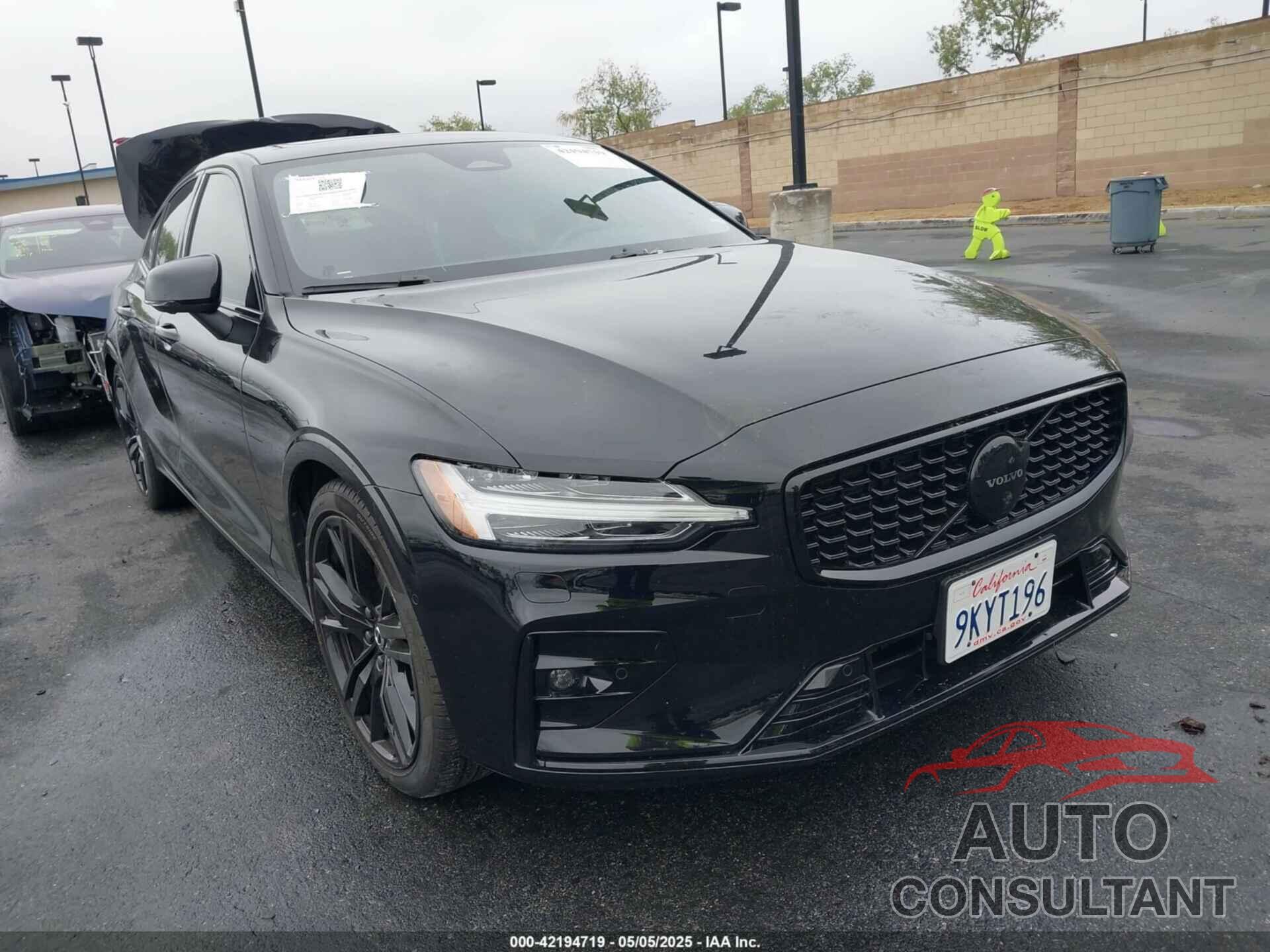 VOLVO S60 2023 - 7JRL12FT3PG227211