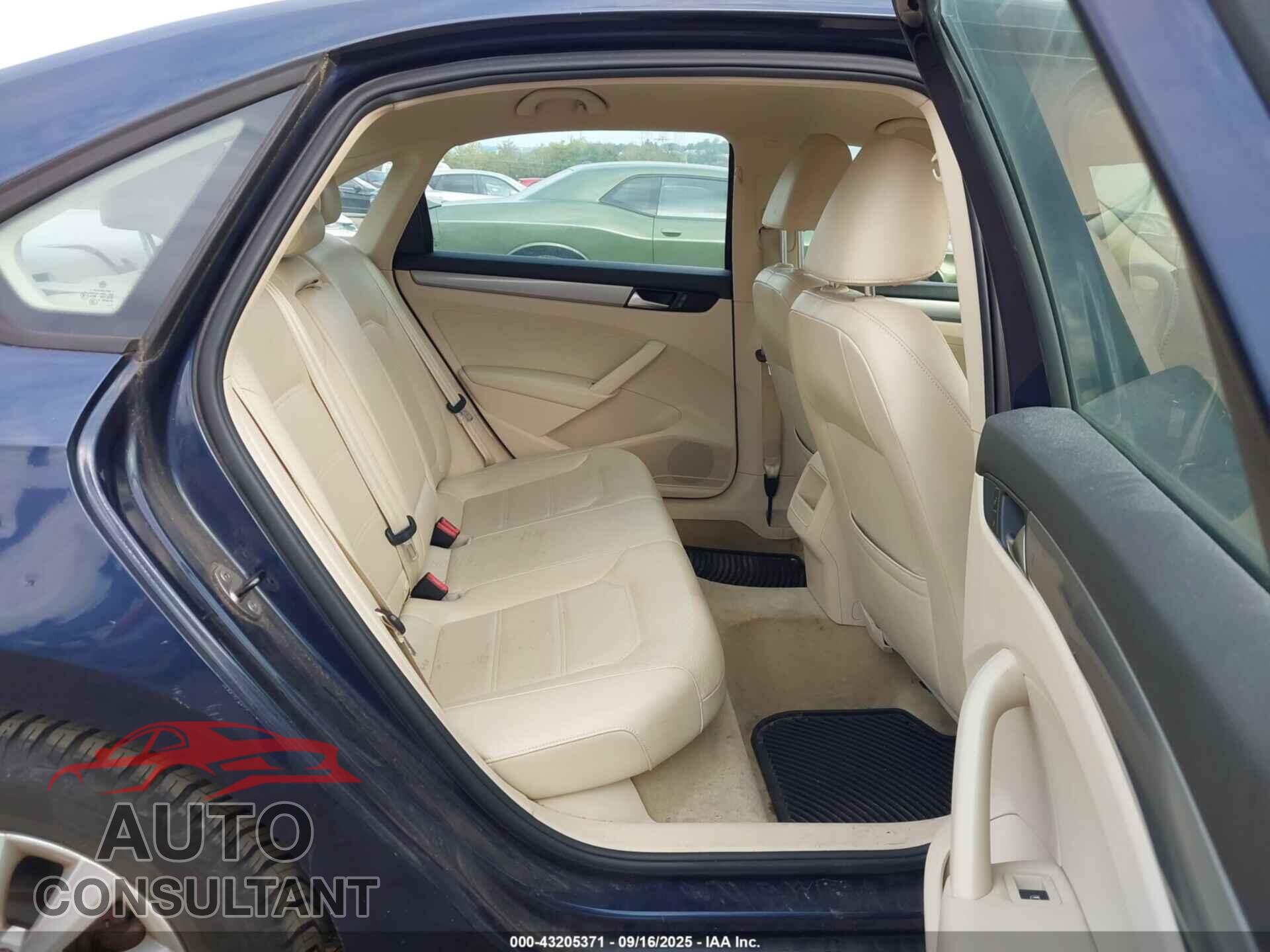 VOLKSWAGEN PASSAT 2015 - 1VWAT7A36FC007715