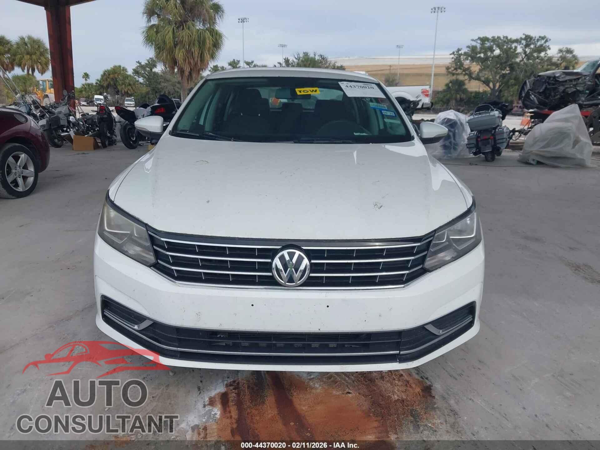 VOLKSWAGEN PASSAT 2018 - 1VWAA7A33JC003829