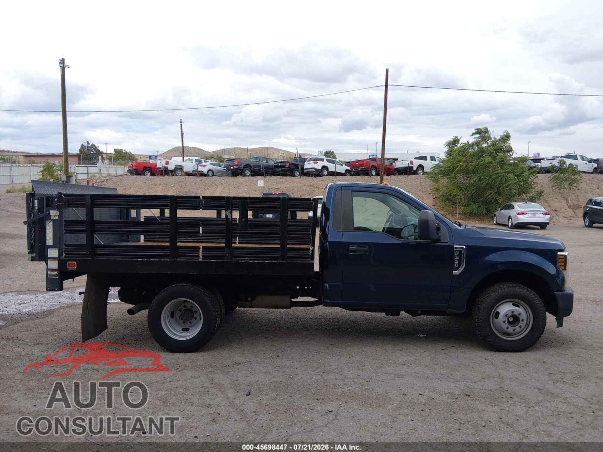 FORD F-350 CHASSIS 2018 - 1FDRF3G65JEC69578