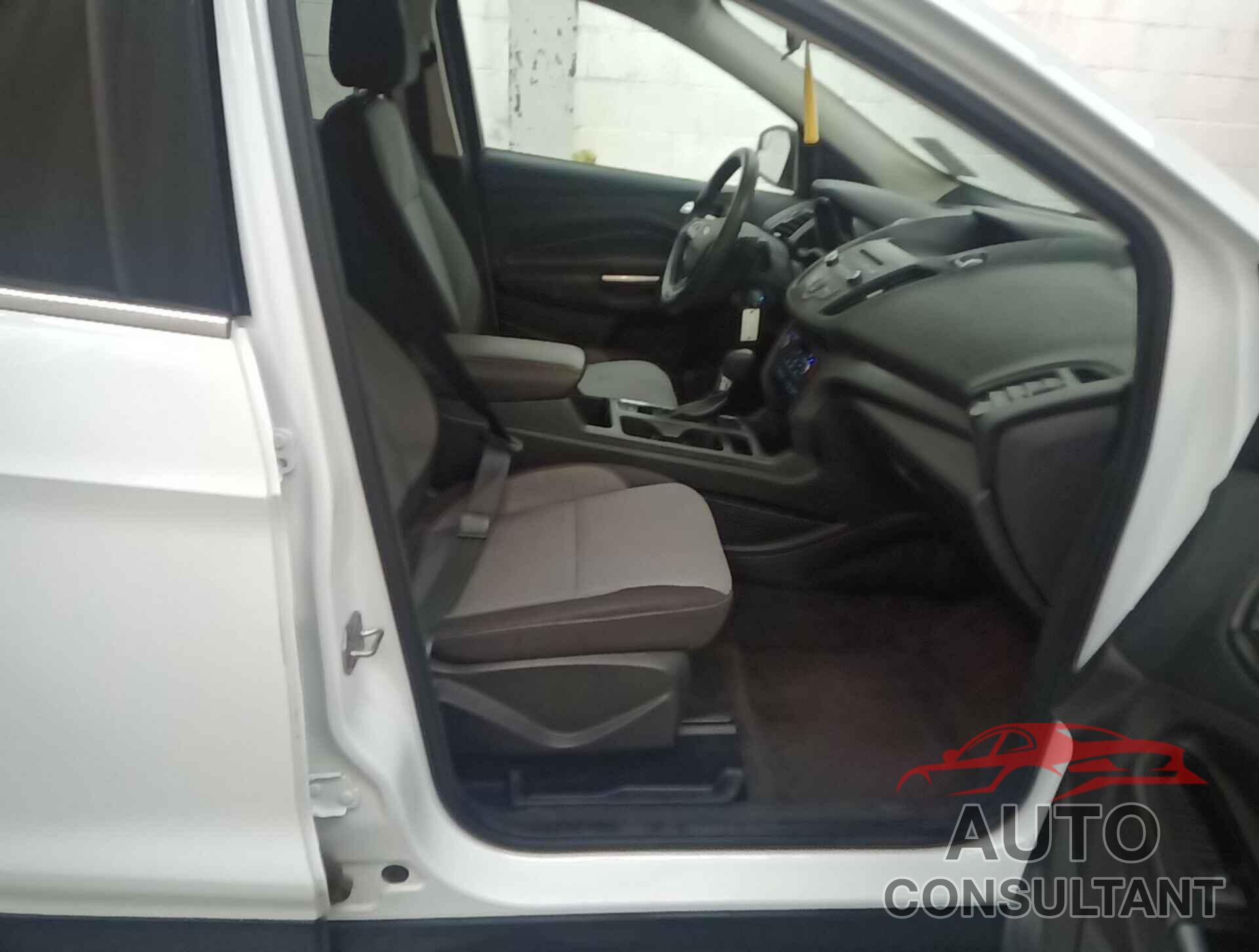 FORD ESCAPE 2017 - 1FMCU9GD8HUC04723