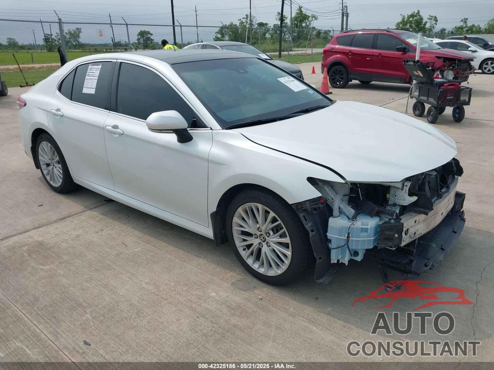 TOYOTA CAMRY 2018 - 4T1B11HK6JU108839