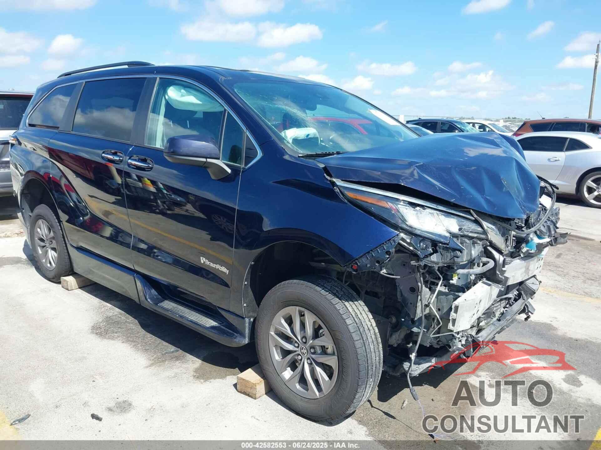 TOYOTA SIENNA 2023 - 5TDJRKEC1PS136816