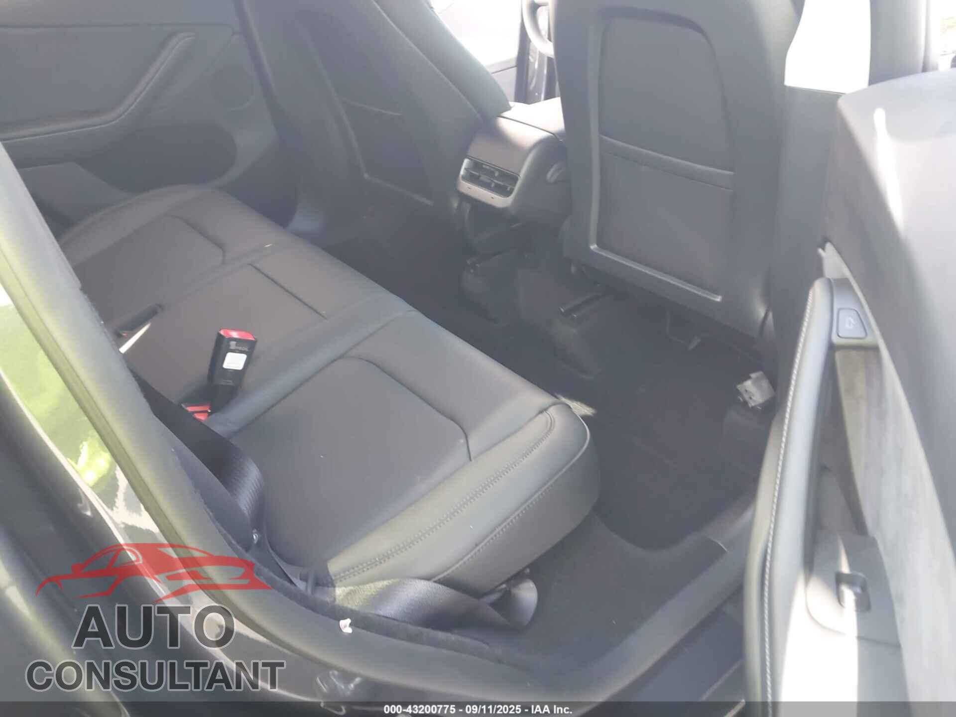 TESLA MODEL Y 2025 - 7SAYGDEE2SA361941