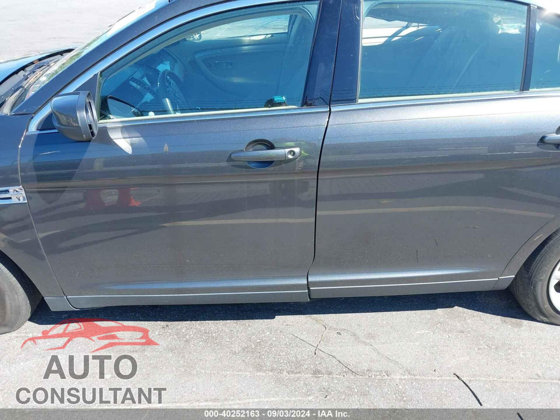 FORD TAURUS 2017 - 1FAHP2E86HG144296