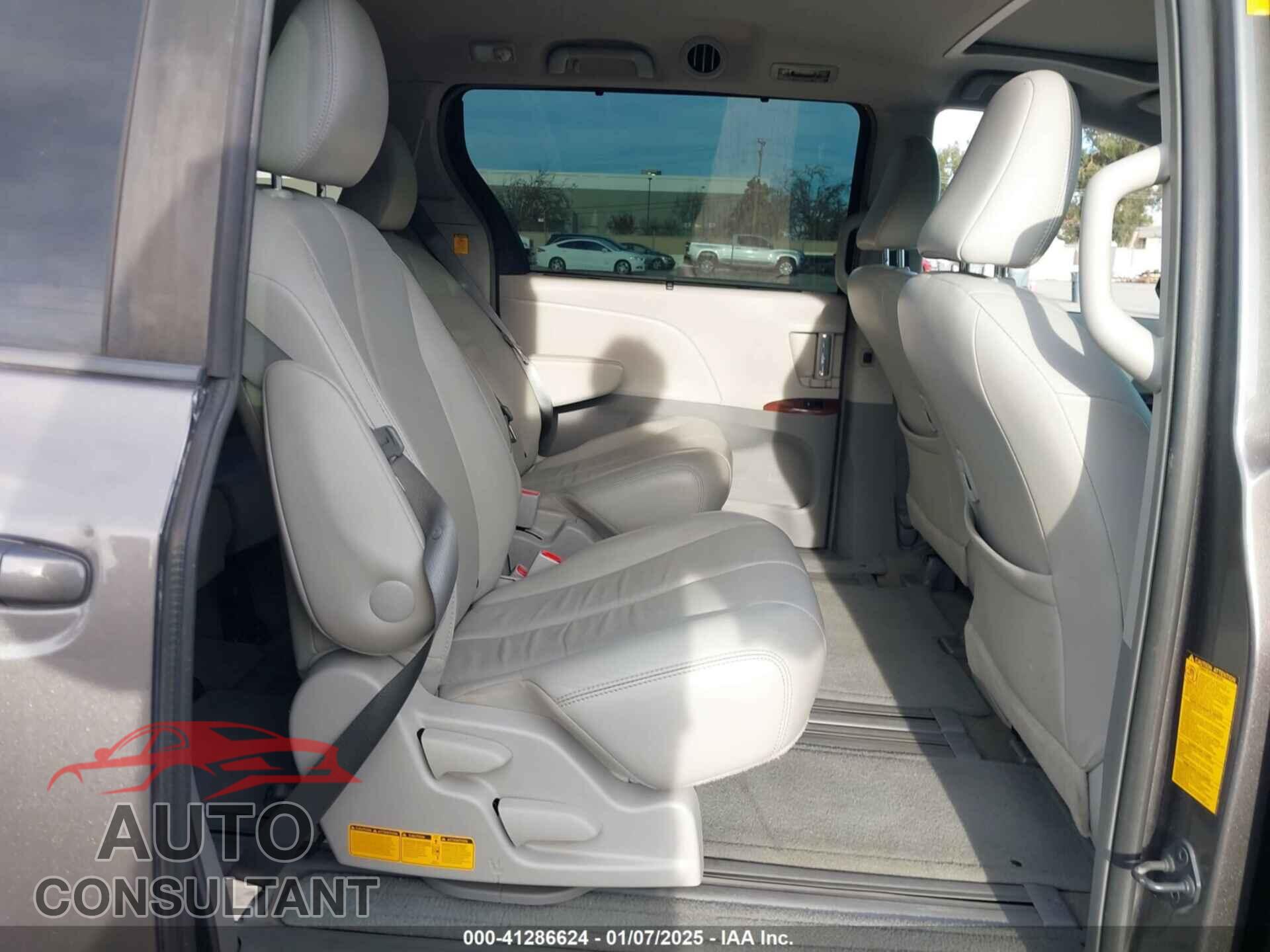 TOYOTA SIENNA 2013 - 5TDYK3DC8DS330863