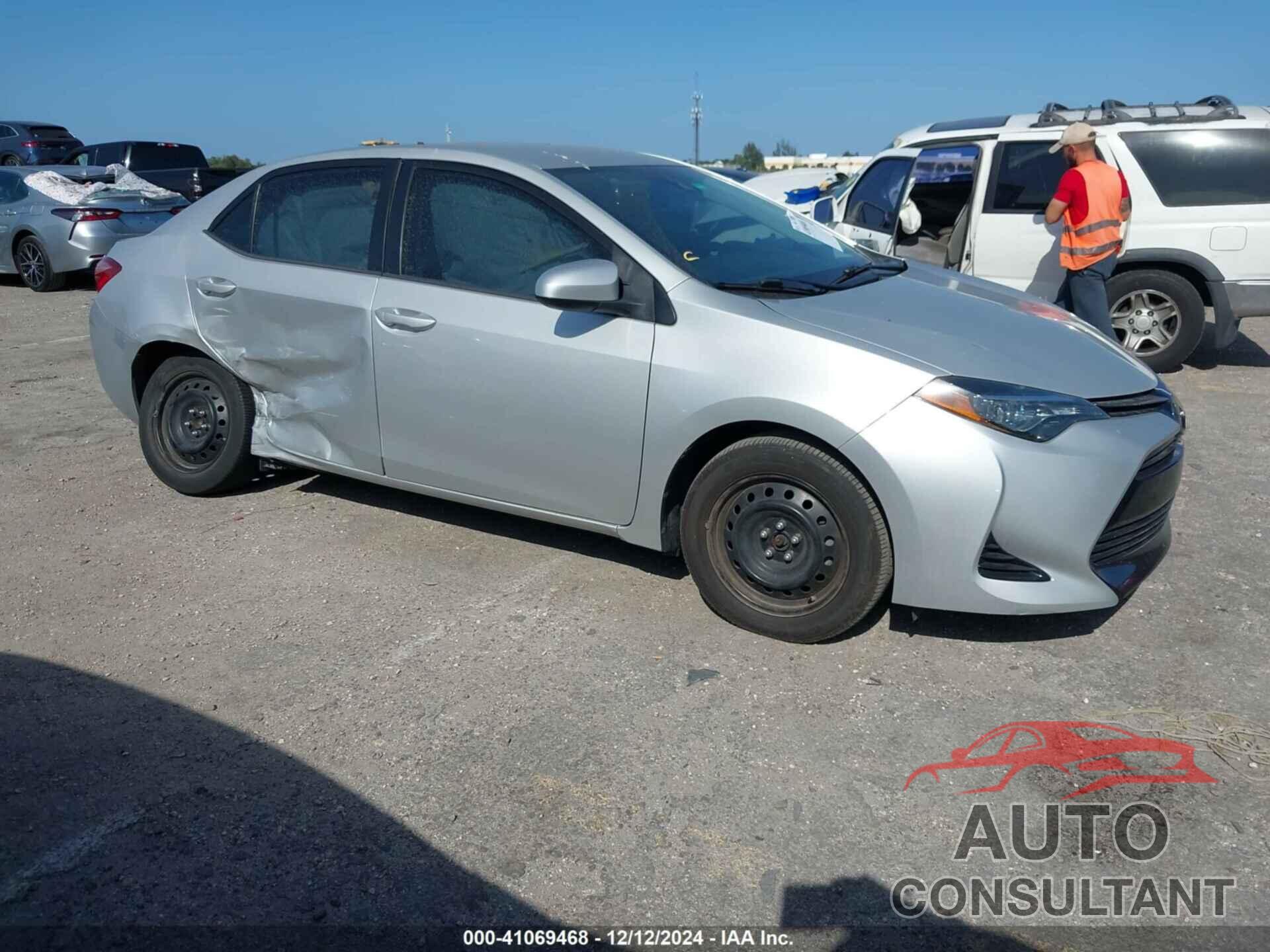 TOYOTA COROLLA 2018 - 5YFBURHE2JP825532