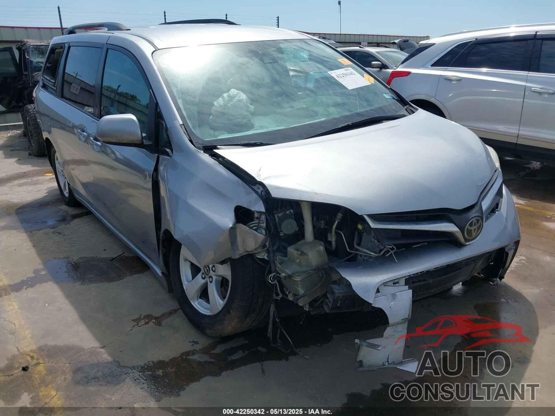TOYOTA SIENNA 2018 - 5TDKZ3DC3JS917131