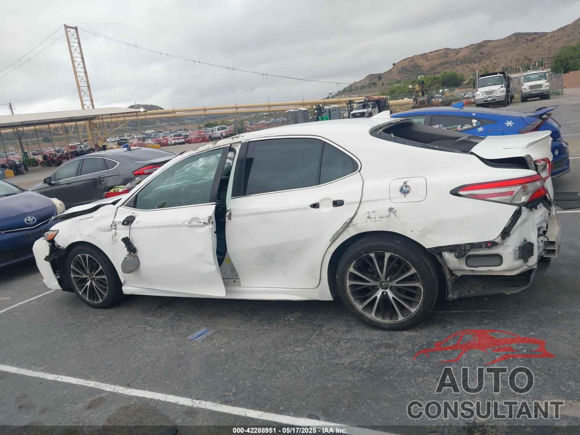 TOYOTA CAMRY 2018 - 4T1B11HK9JU509026
