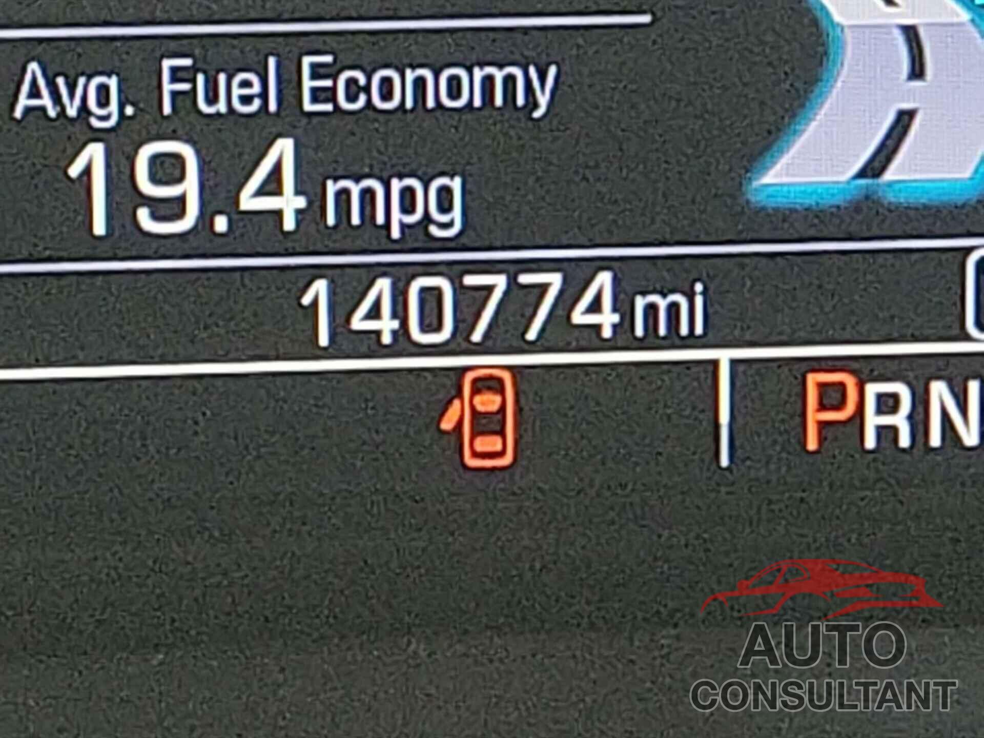 CHEVROLET SUBURBAN 2018 - 1GNSKKEC2JR217684