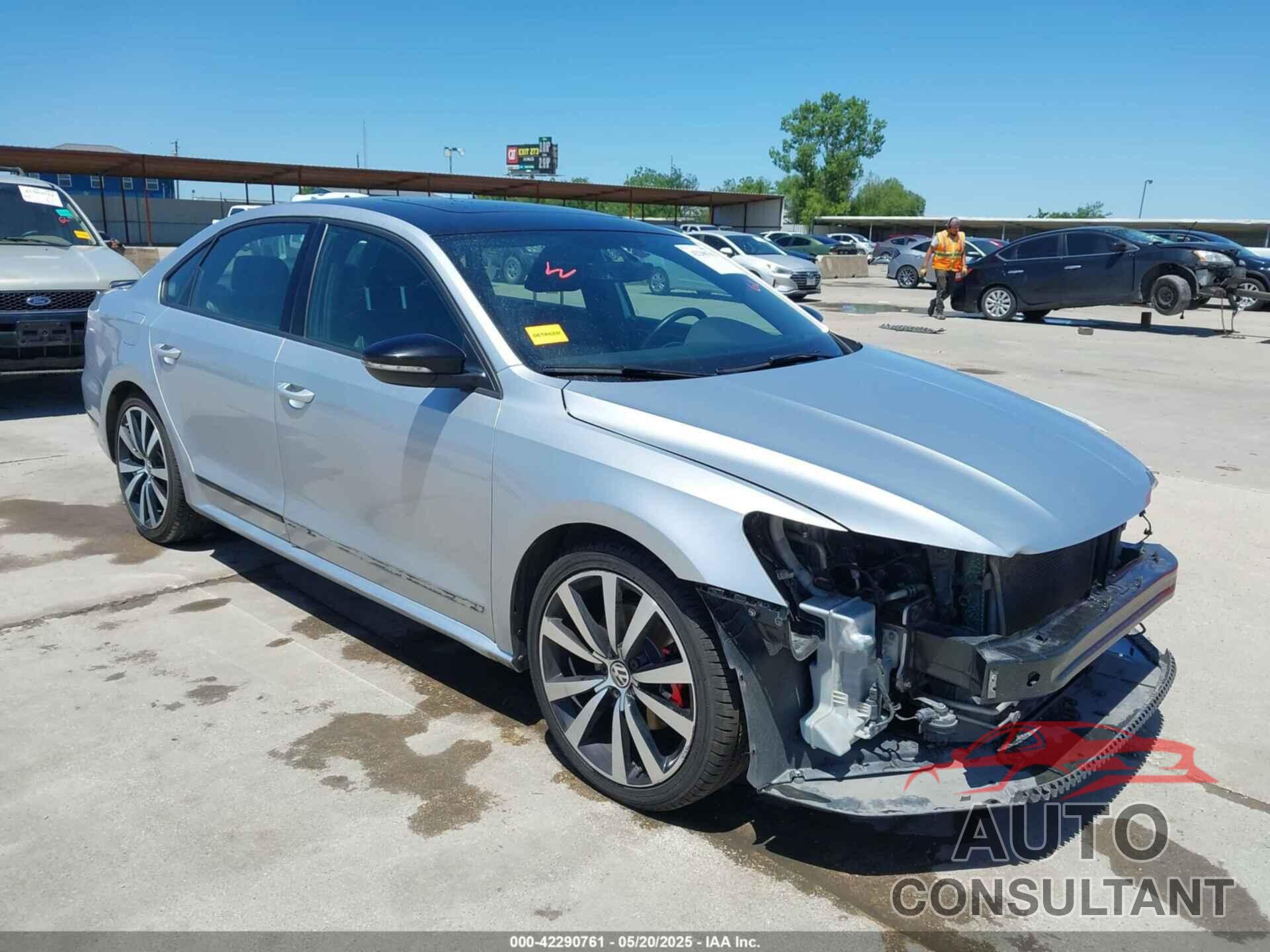 VOLKSWAGEN PASSAT 2018 - 1VWJM7A31JC040126