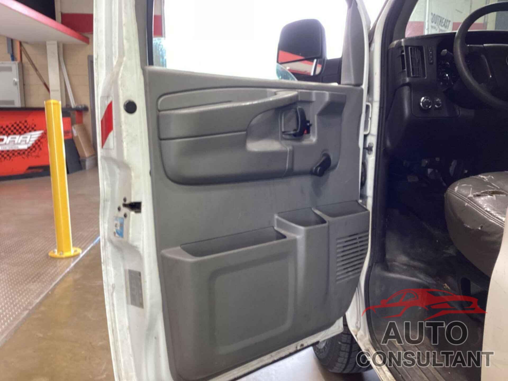 CHEVROLET EXPRESS G1500 2012 - 1GCSGAFX2C1142220