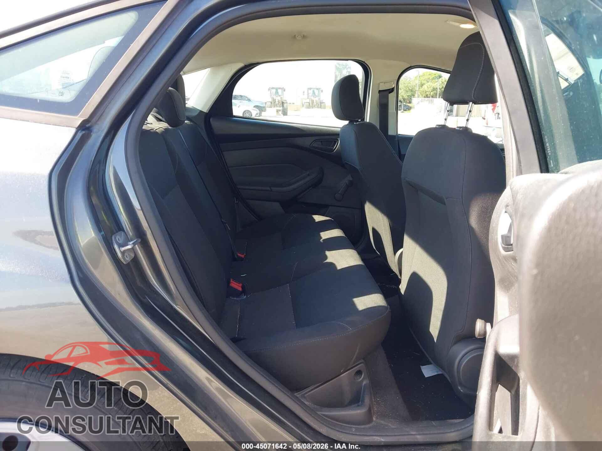 FORD FOCUS 2017 - 1FADP3E26HL328760