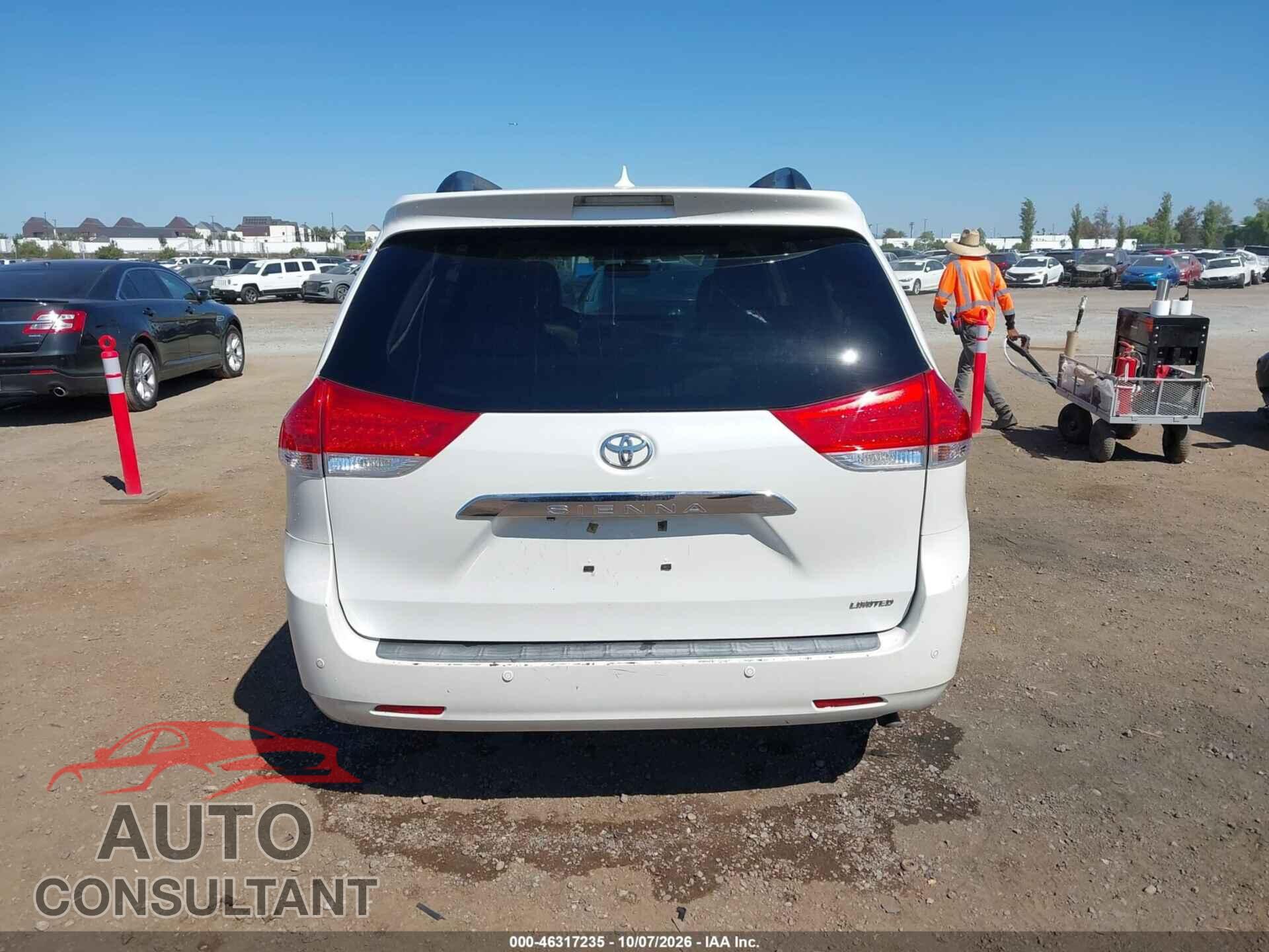 TOYOTA SIENNA 2013 - 5TDYK3DC8DS302318