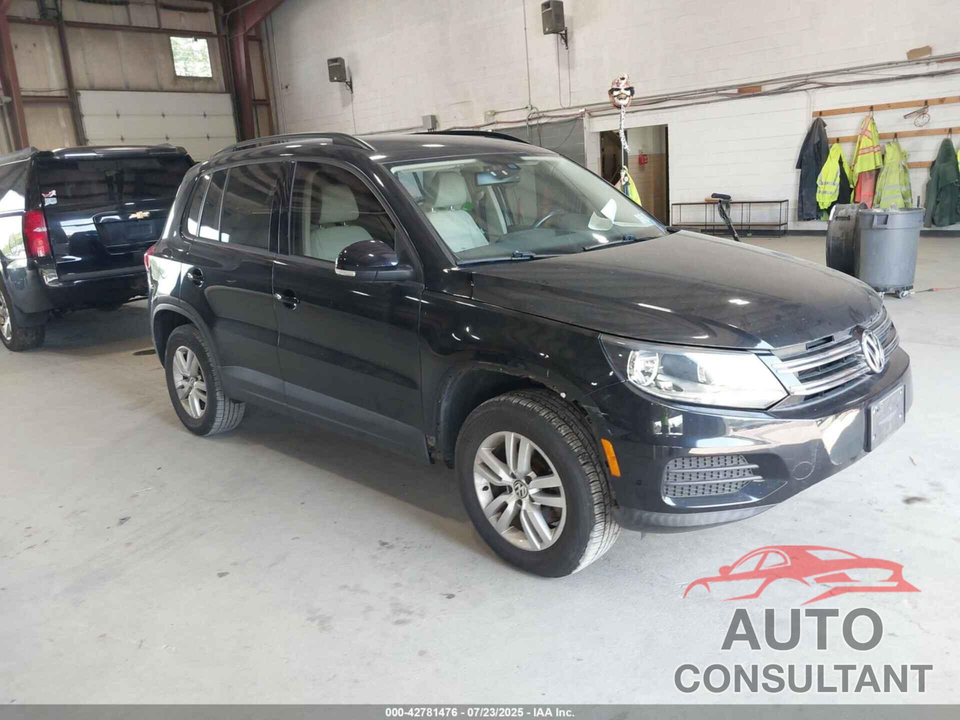 VOLKSWAGEN TIGUAN 2017 - WVGBV7AX6HK029013