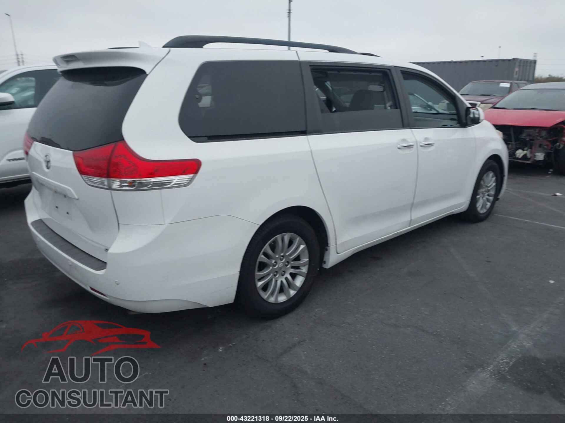 TOYOTA SIENNA 2011 - 5TDYK3DC8BS005157