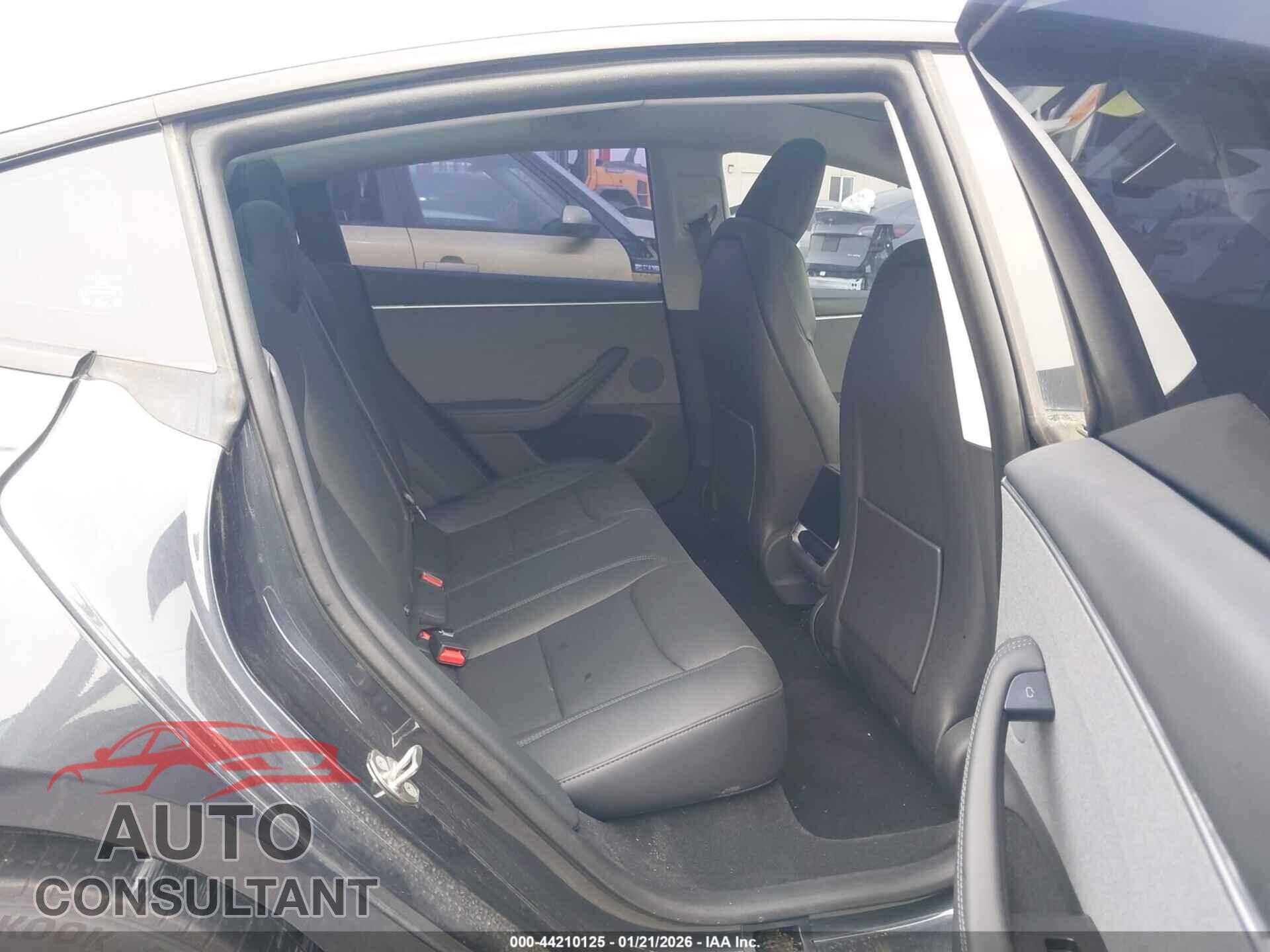 TESLA MODEL 3 2024 - 5YJ3E1EA0RF747862