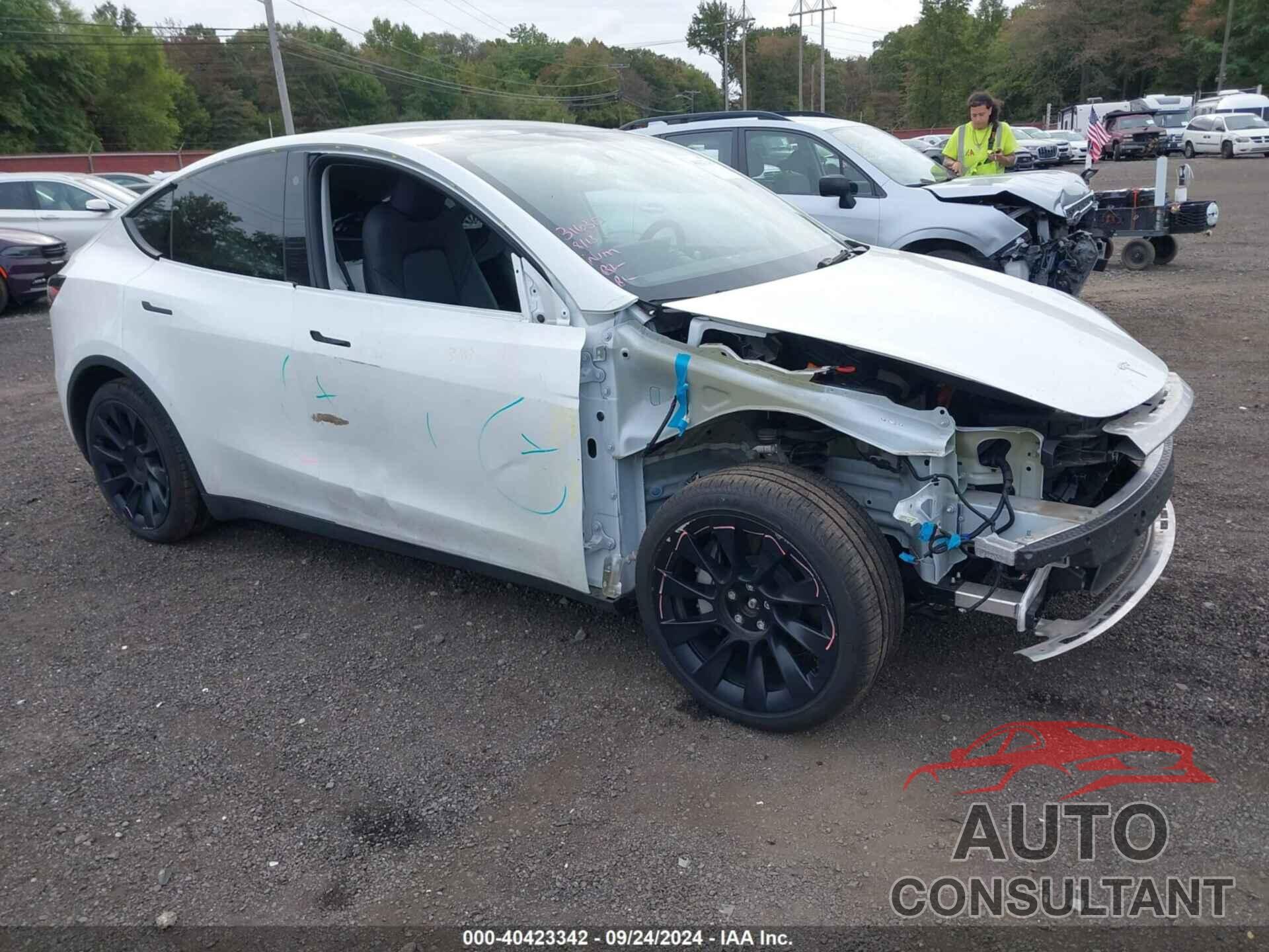 TESLA MODEL Y 2023 - 7SAYGAEEXPF695529