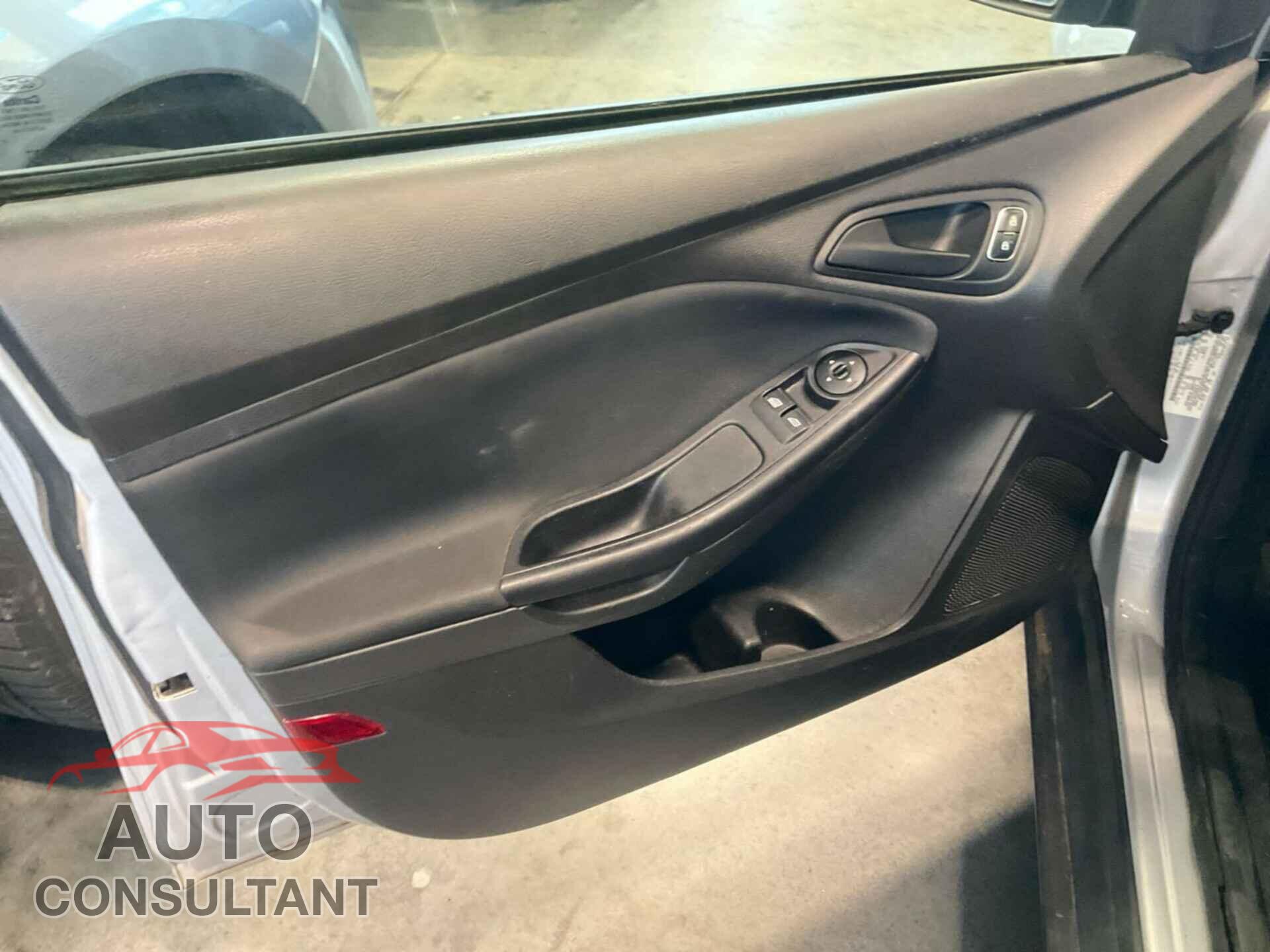 FORD FOCUS 2016 - 1FADP3E23GL366171