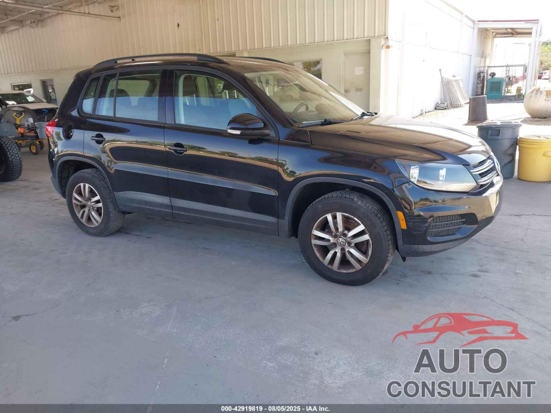 VOLKSWAGEN TIGUAN 2017 - WVGAV7AX7HK010613