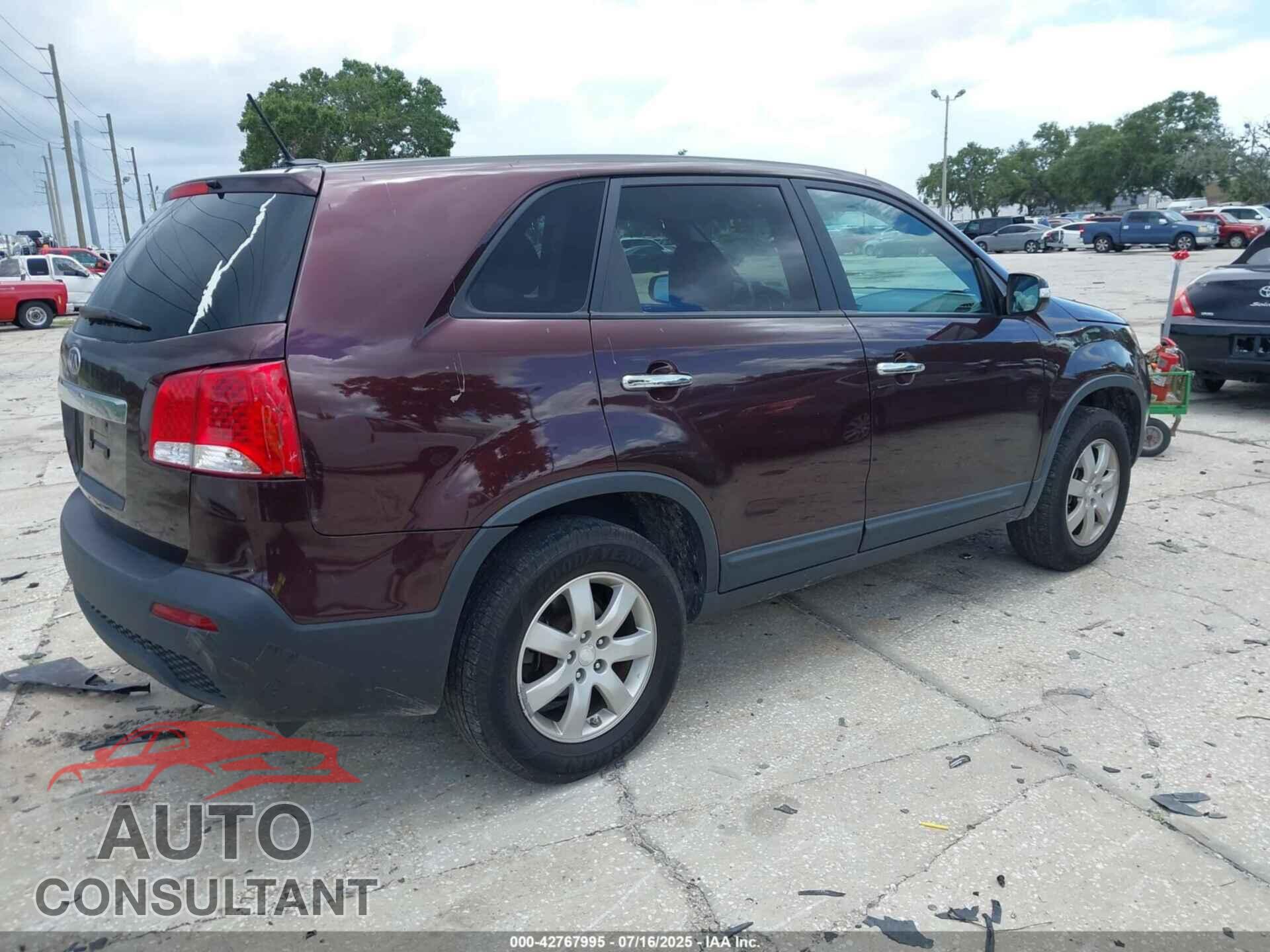KIA SORENTO 2011 - 5XYKT3A11BG053473