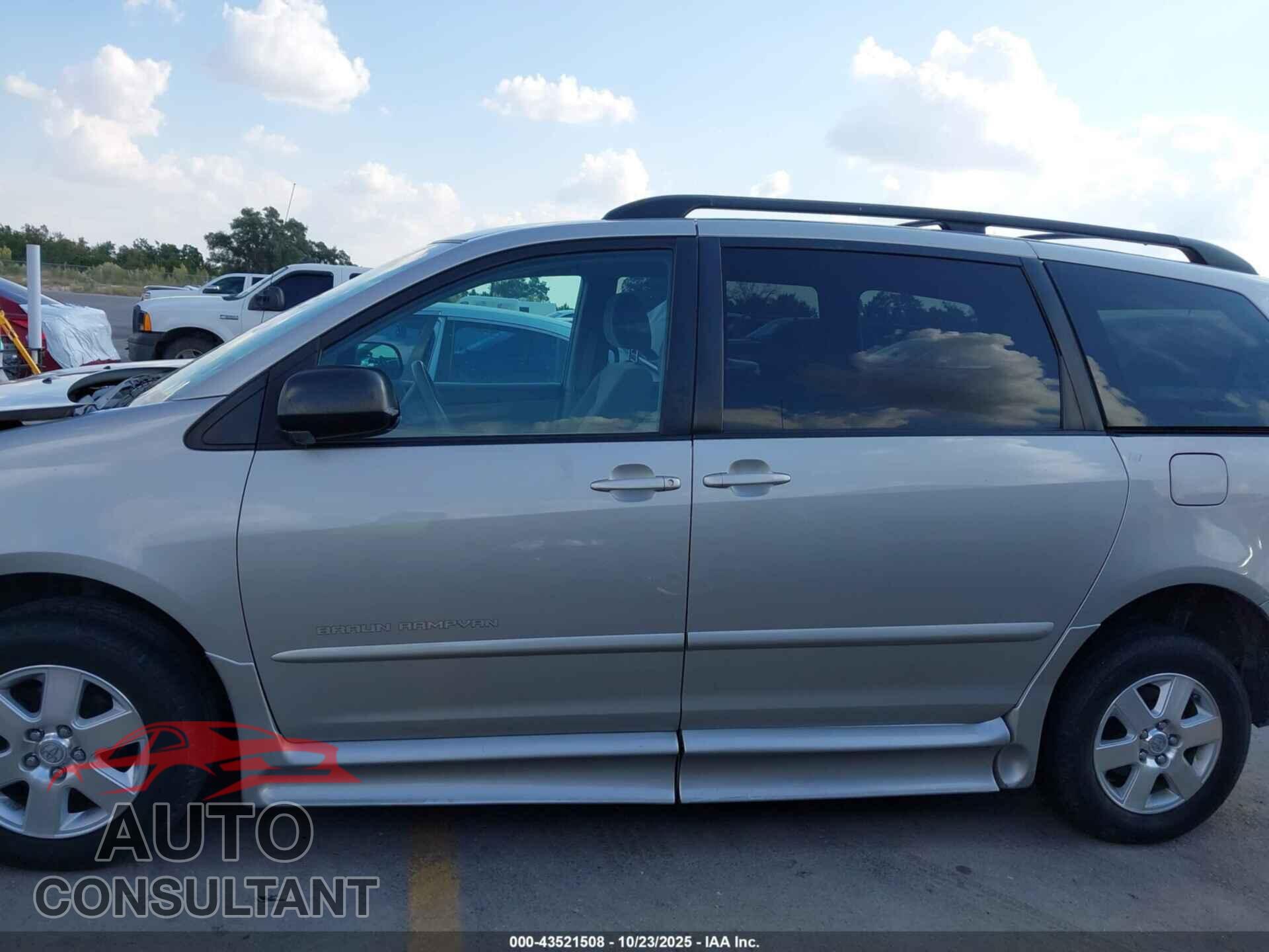 TOYOTA SIENNA 2010 - 5TDKK4CC9AS333473
