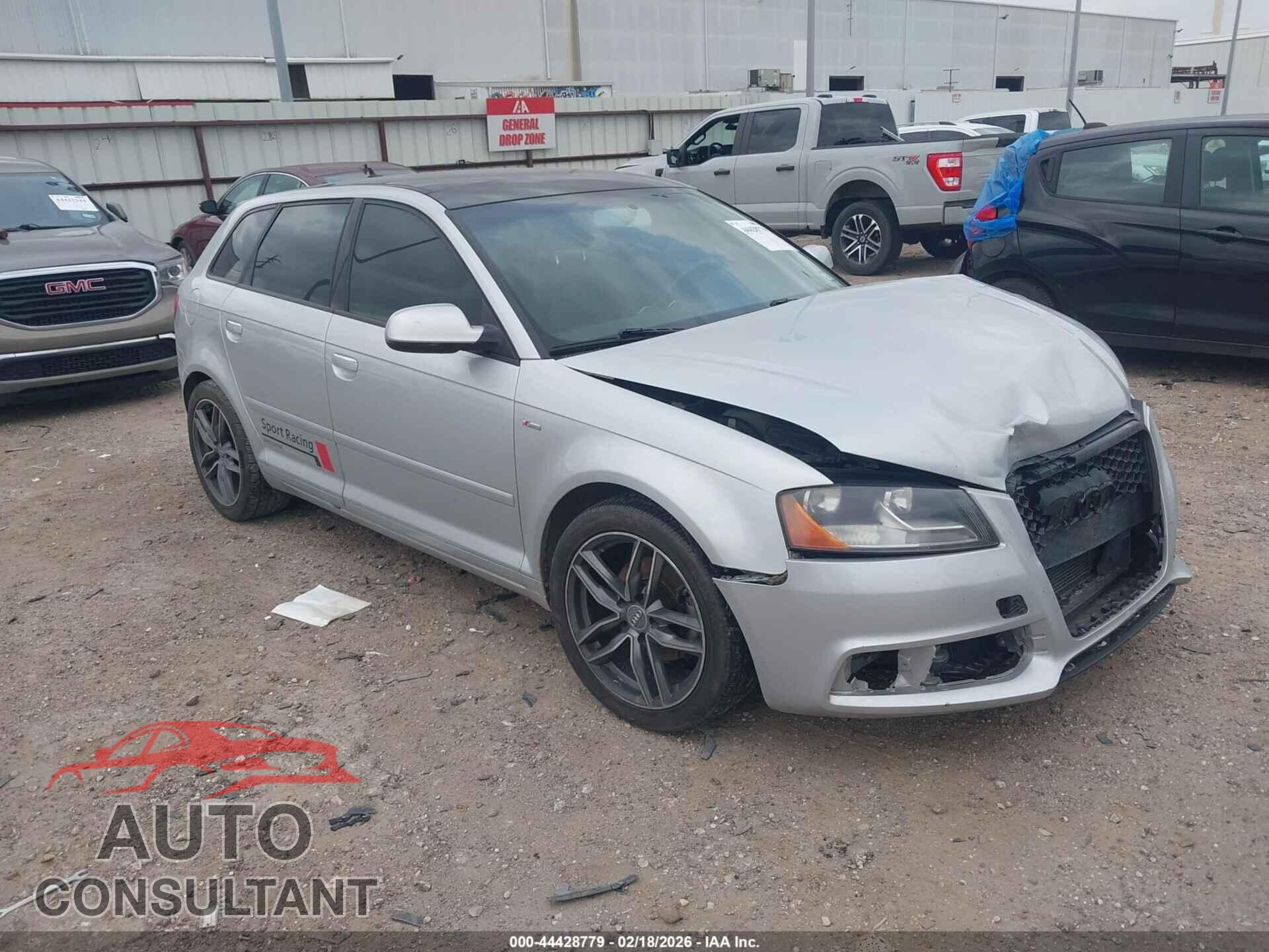 AUDI A3 2012 - WAUBJAFM8CA021079