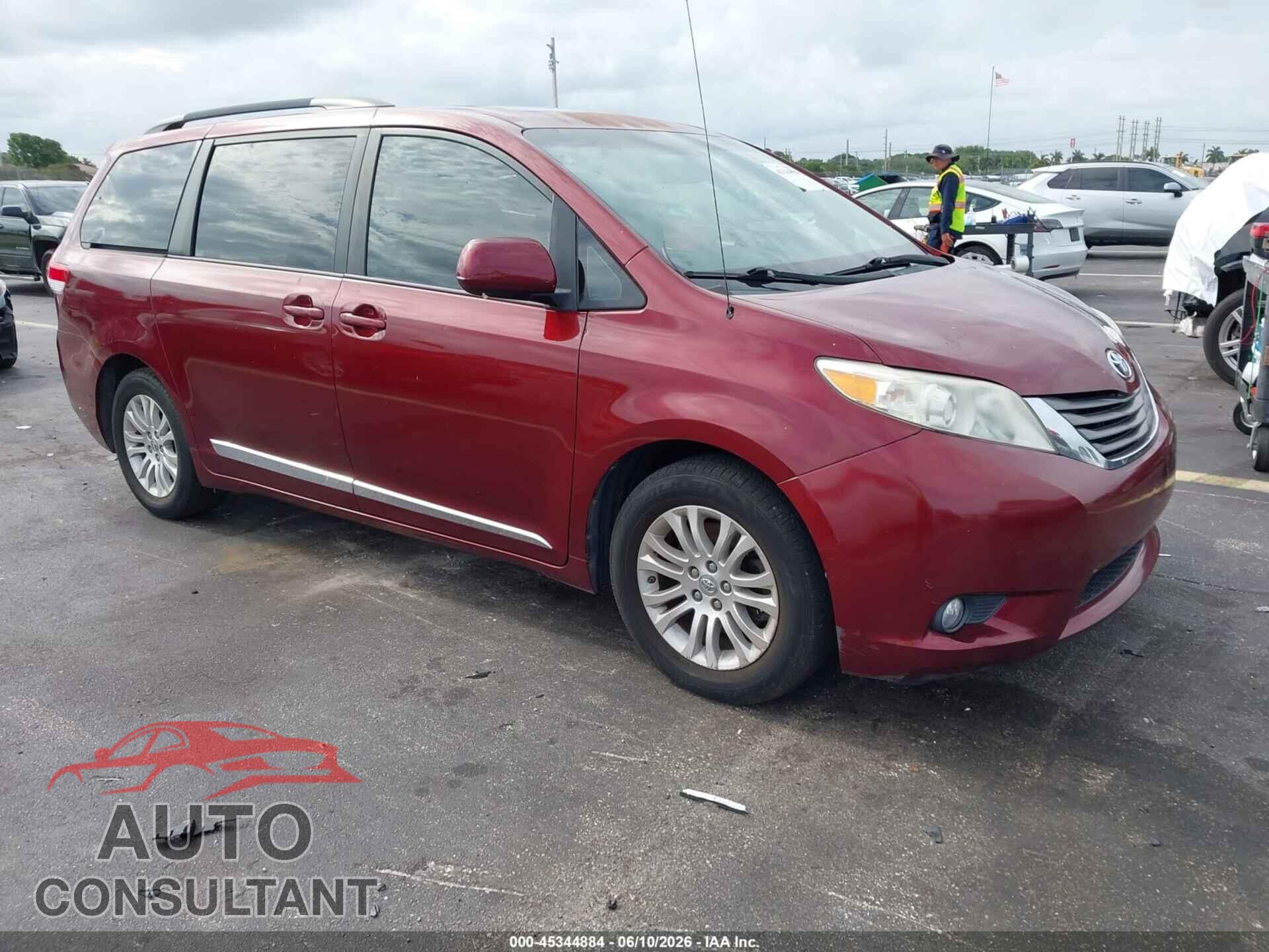 TOYOTA SIENNA 2013 - 5TDYK3DC8DS377259