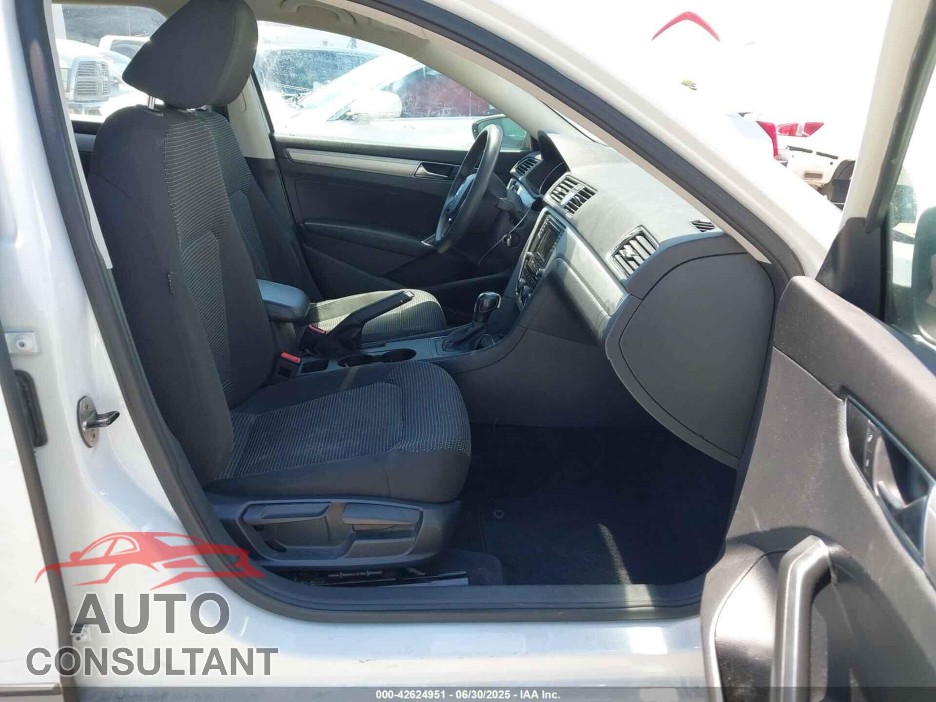 VOLKSWAGEN PASSAT 2017 - 1VWAT7A30HC085703