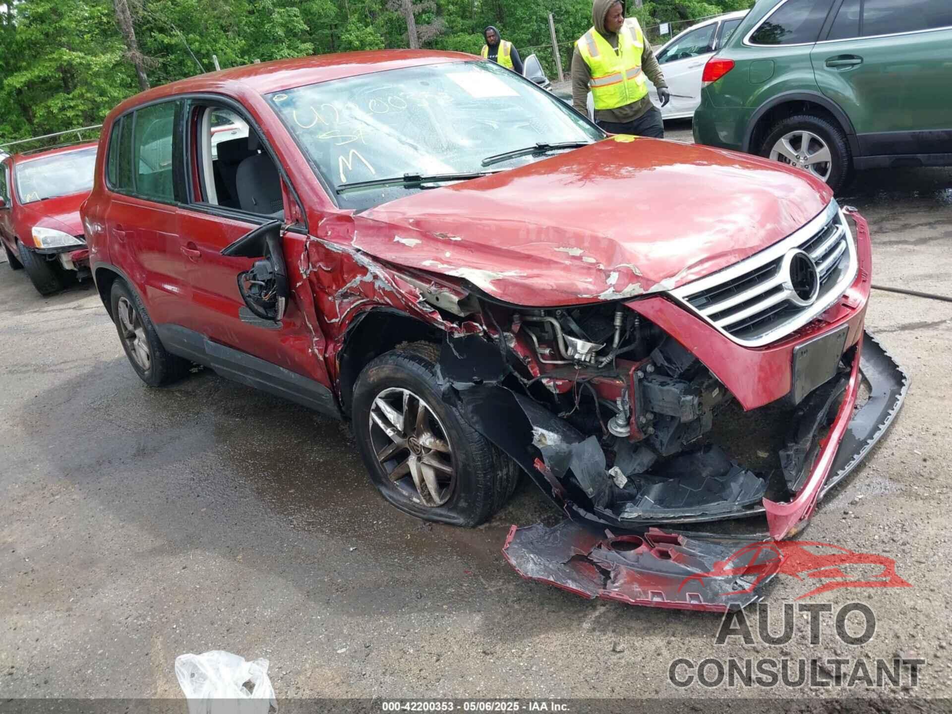 VOLKSWAGEN TIGUAN 2011 - WVGAV7AX8BW000446