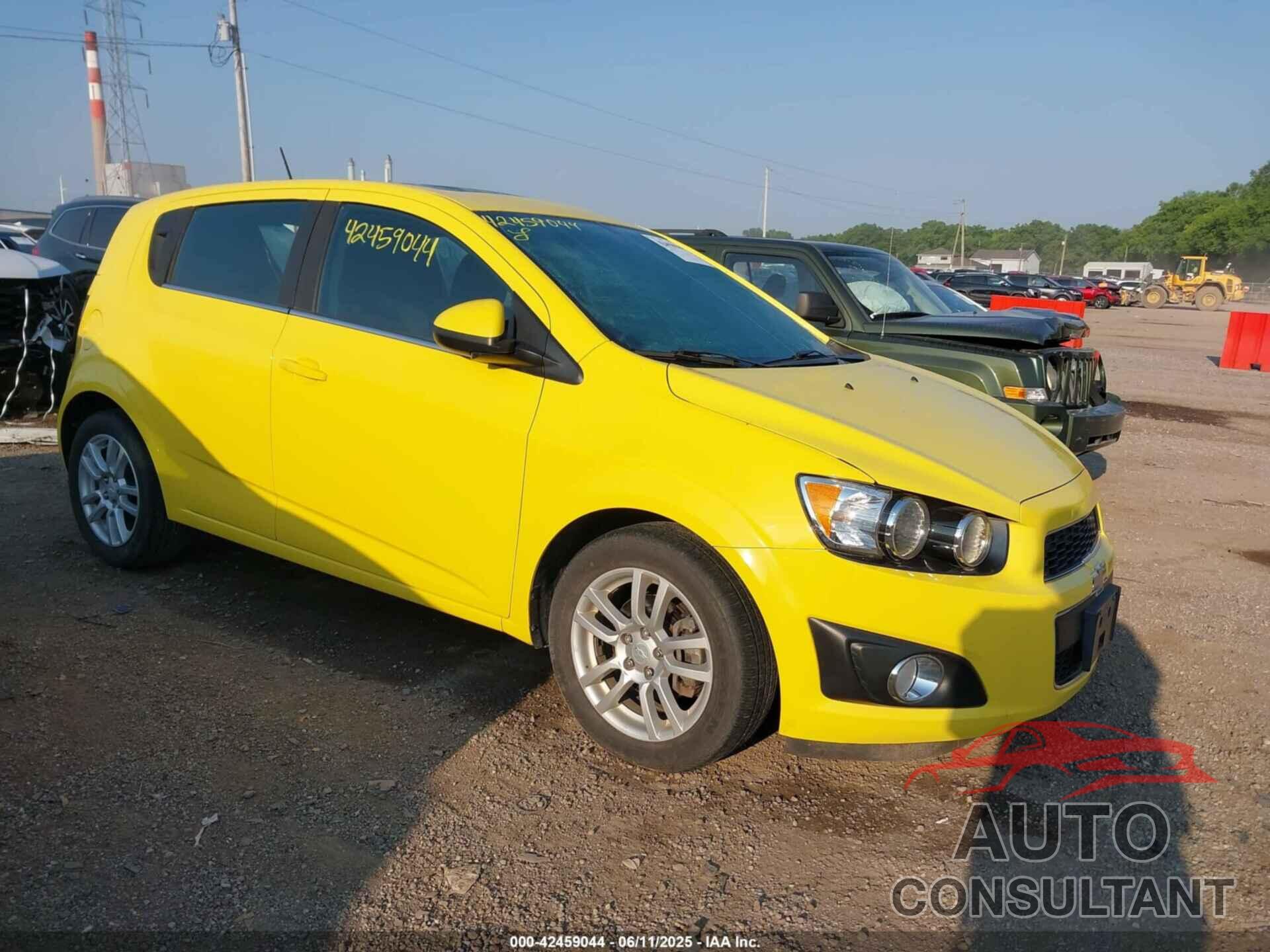 CHEVROLET SONIC 2015 - 1G1JC6SB2F4218433
