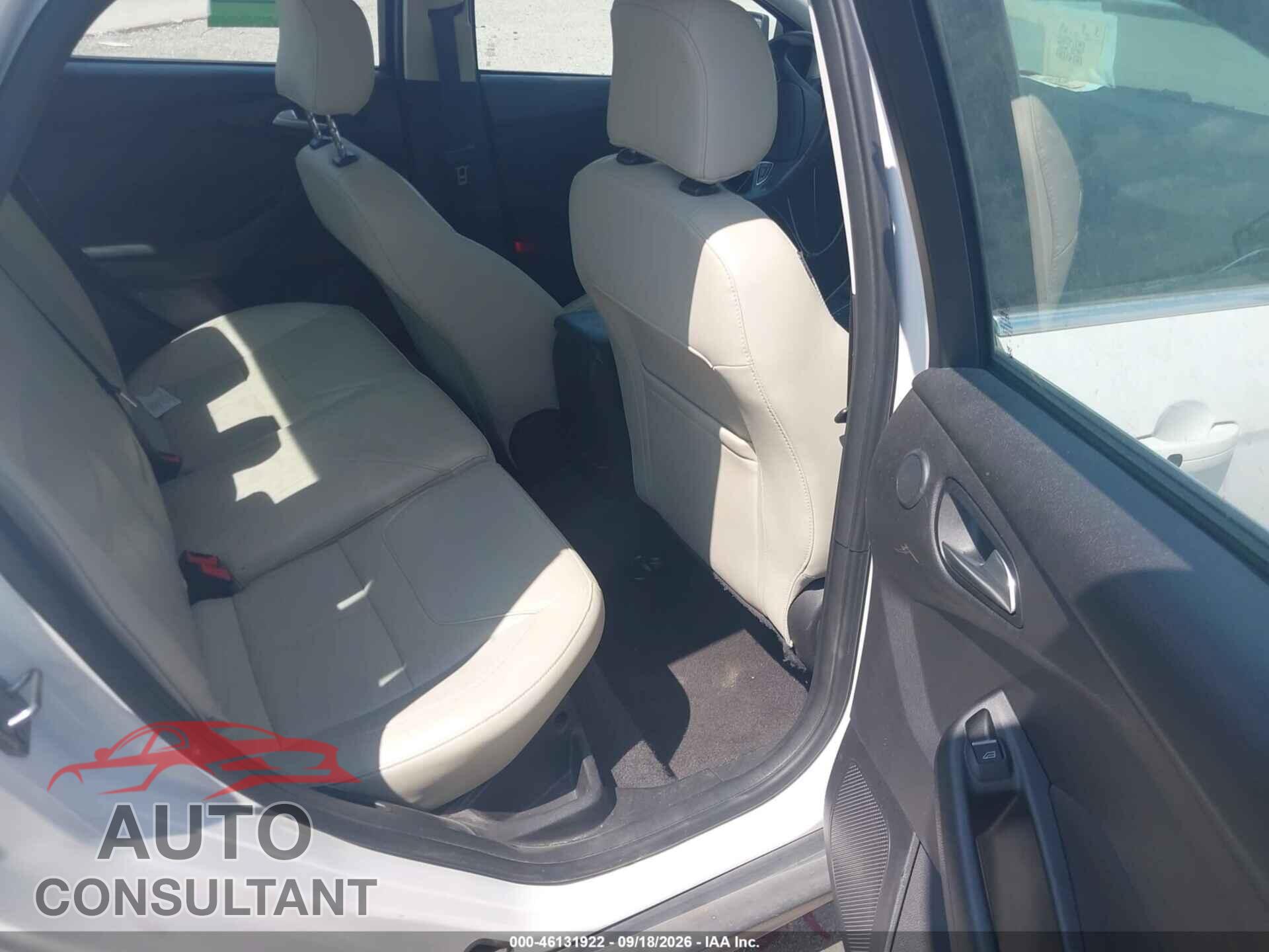 FORD FOCUS 2018 - 1FADP3J27JL294260