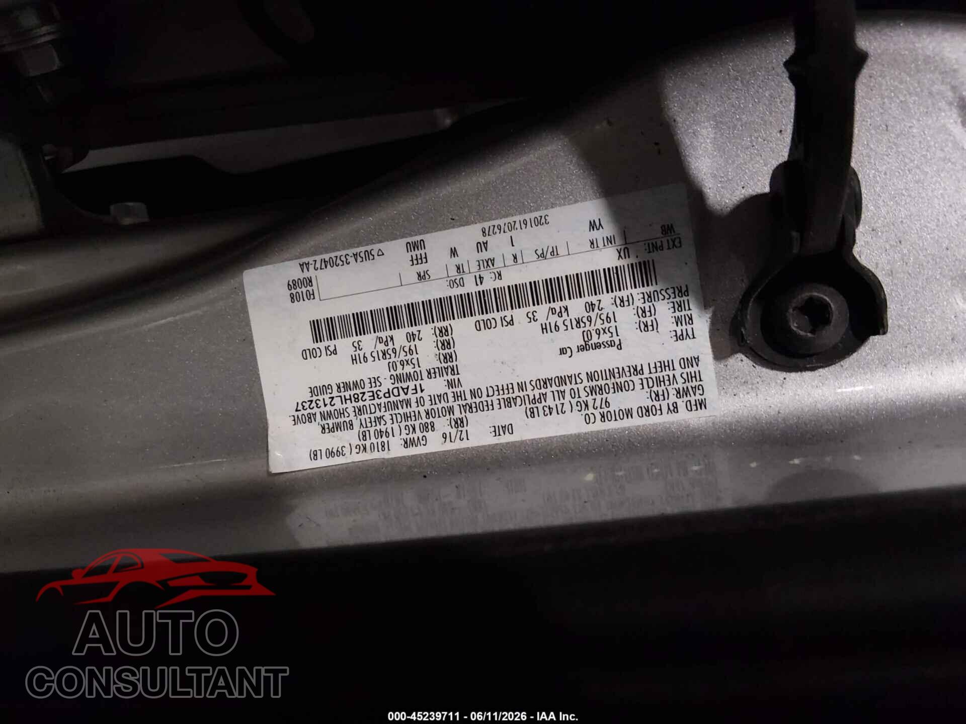 FORD FOCUS 2017 - 1FADP3E28HL213237