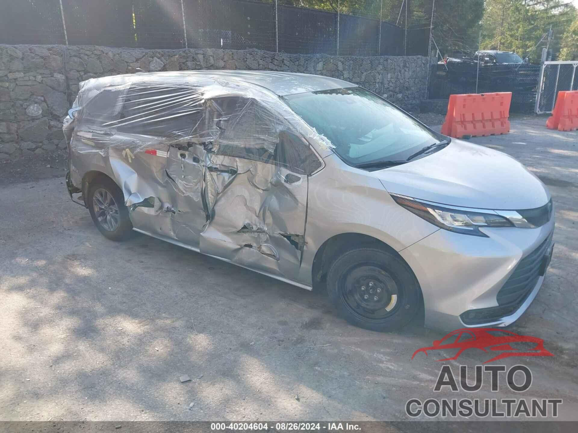 TOYOTA SIENNA 2023 - 5TDKRKEC2PS165617