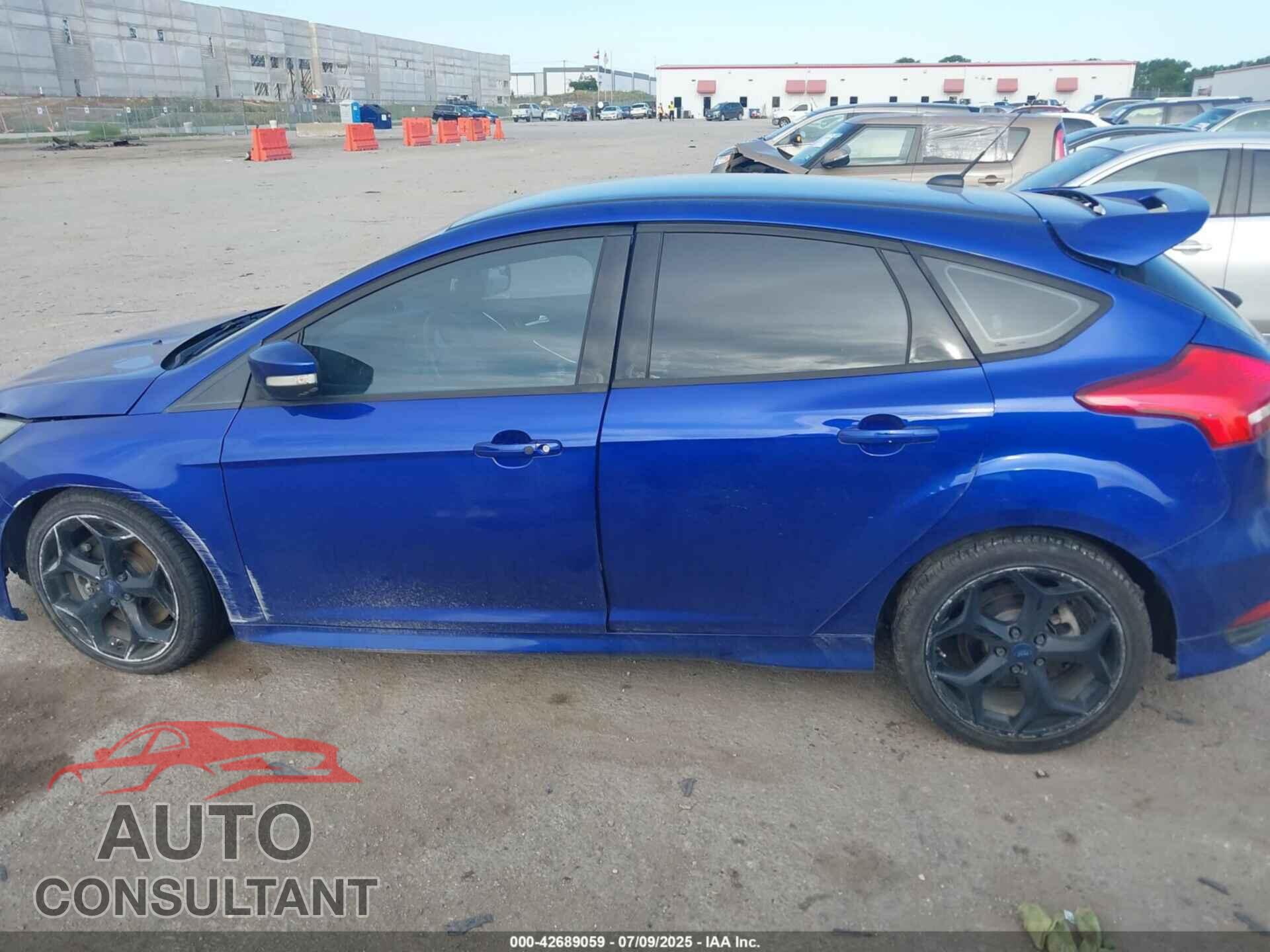 FORD FOCUS 2015 - 1FADP3L92FL261071