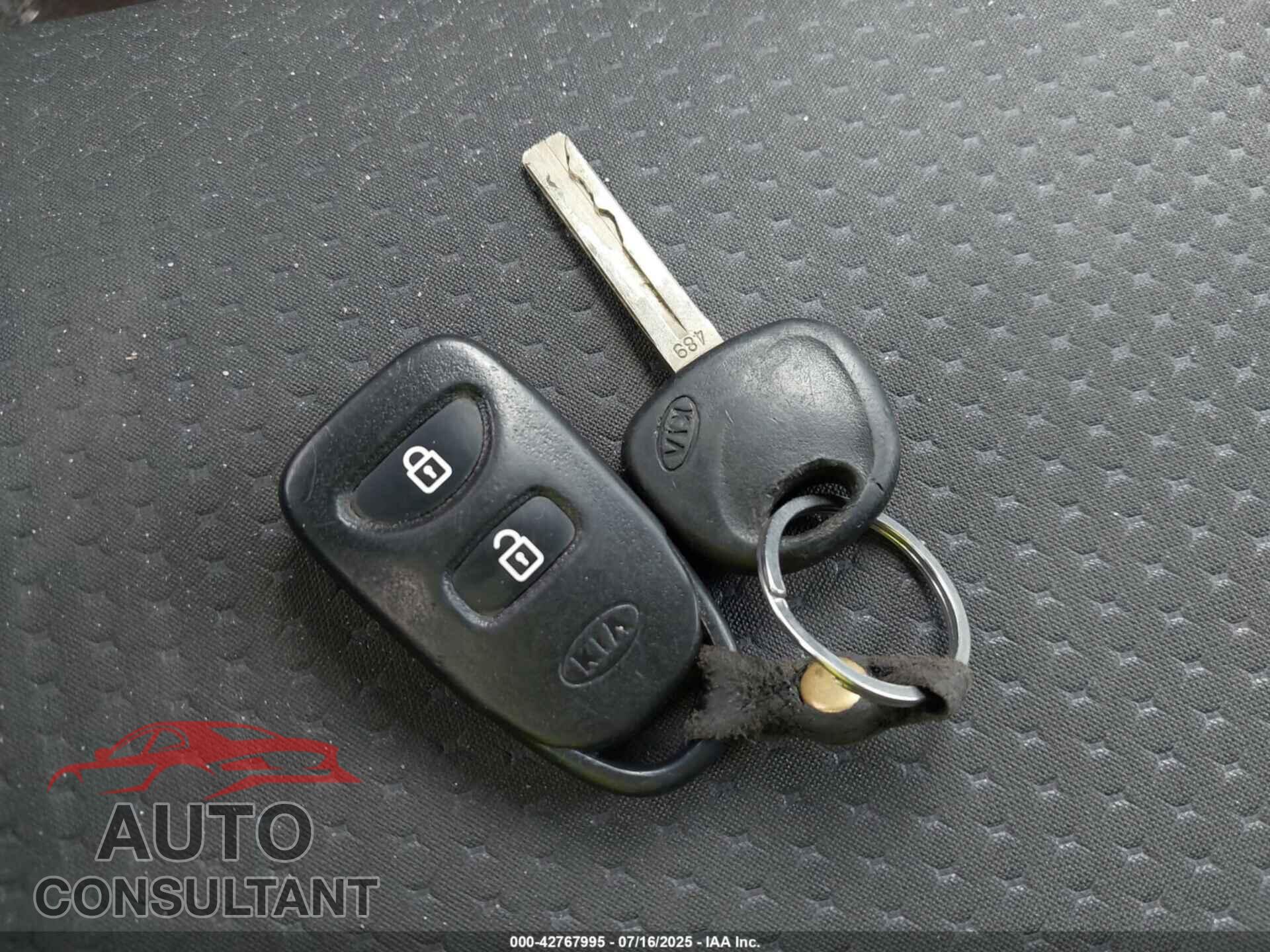 KIA SORENTO 2011 - 5XYKT3A11BG053473