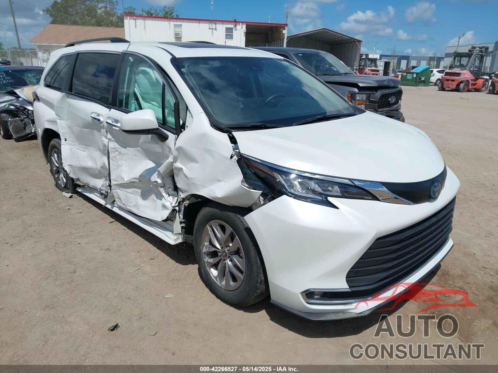 TOYOTA SIENNA 2022 - 5TDYRKECXNS074912