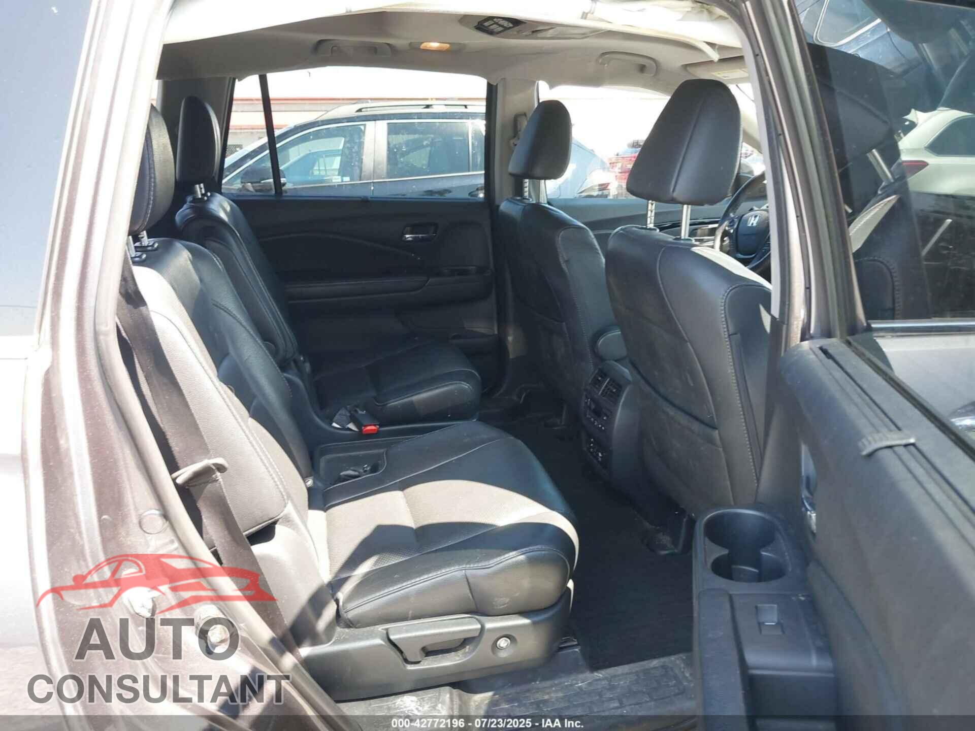 HONDA PILOT 2017 - 5FNYF6H02HB028677