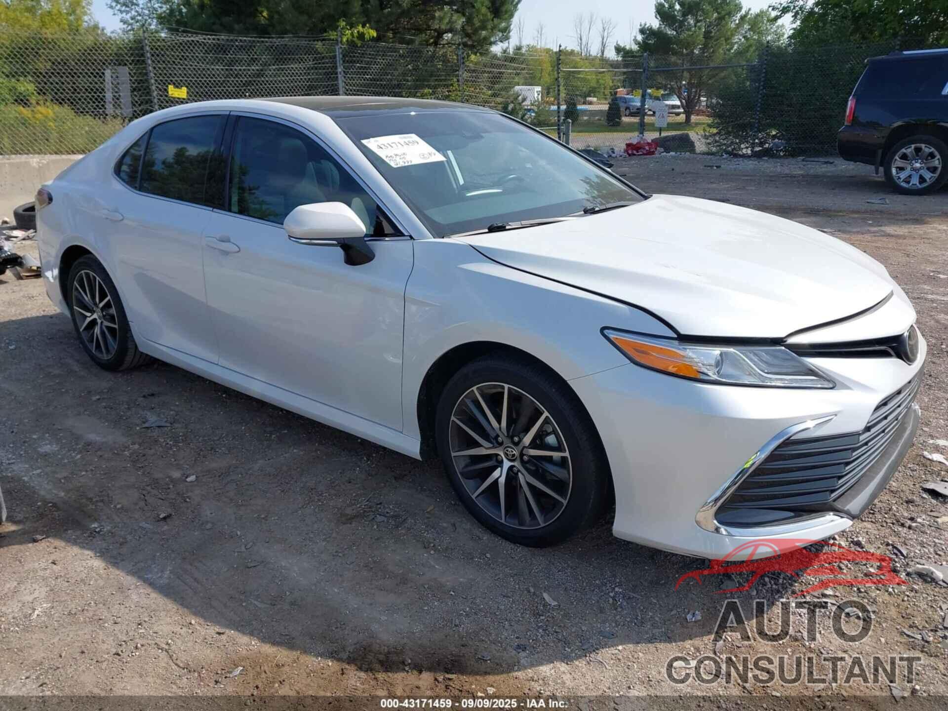 TOYOTA CAMRY 2021 - 4T1F11AK4MU557226