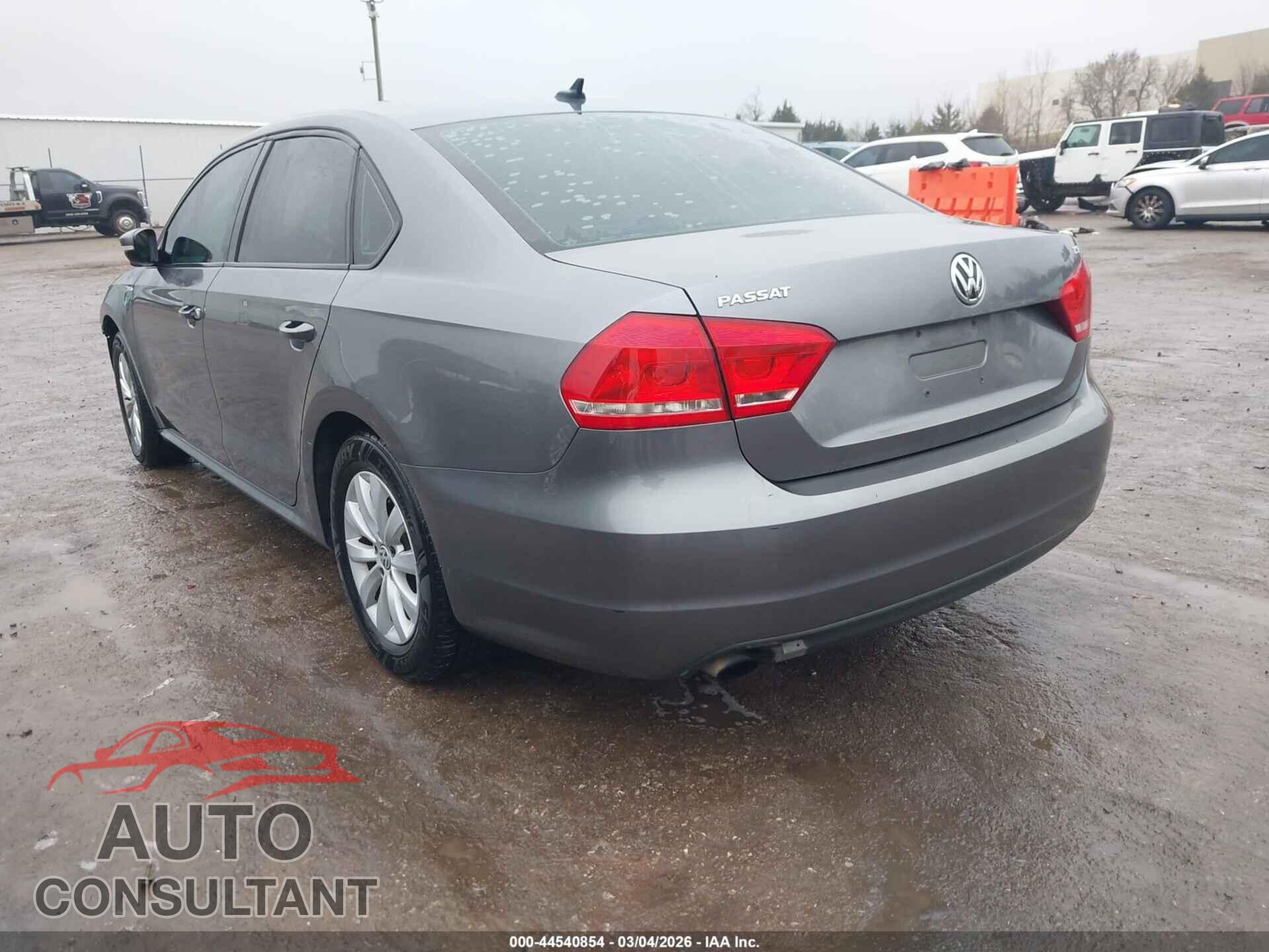 VOLKSWAGEN PASSAT 2015 - 1VWAT7A38FC018571