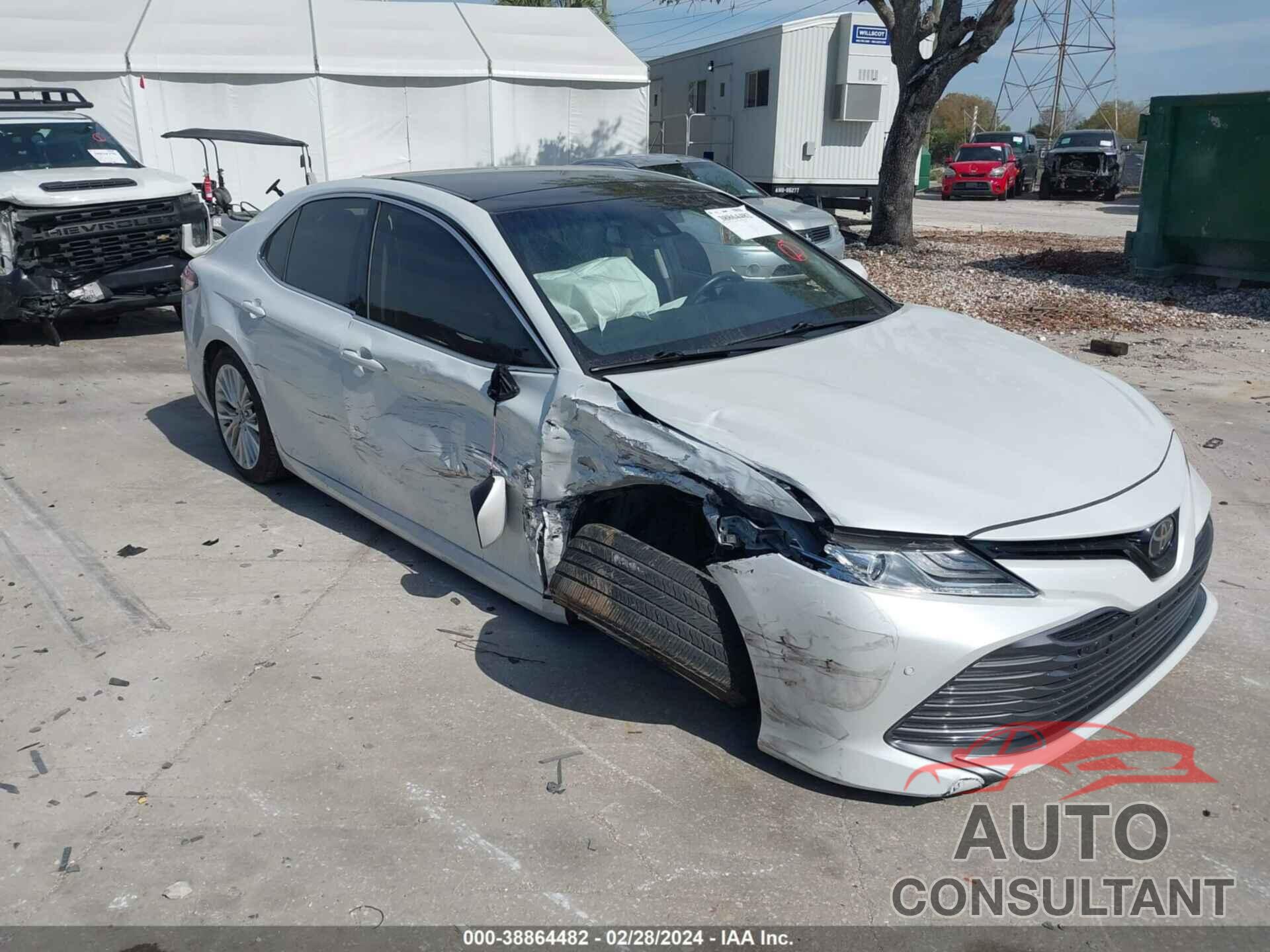 TOYOTA CAMRY 2018 - 4T1B11HK0JU004931