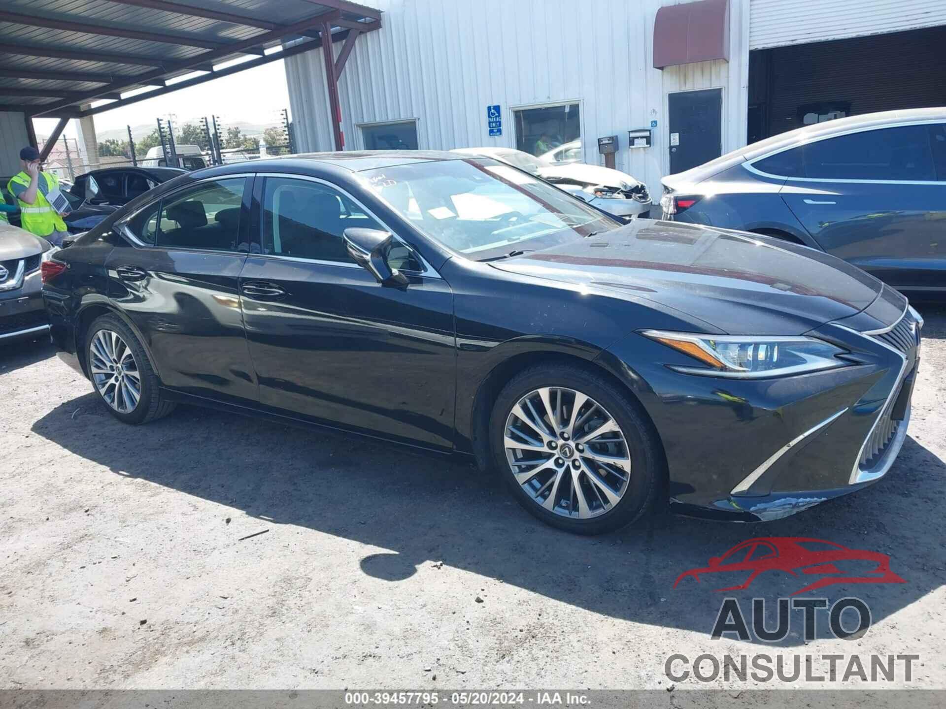 LEXUS ES 300H 2019 - JTHB21B16K2045867