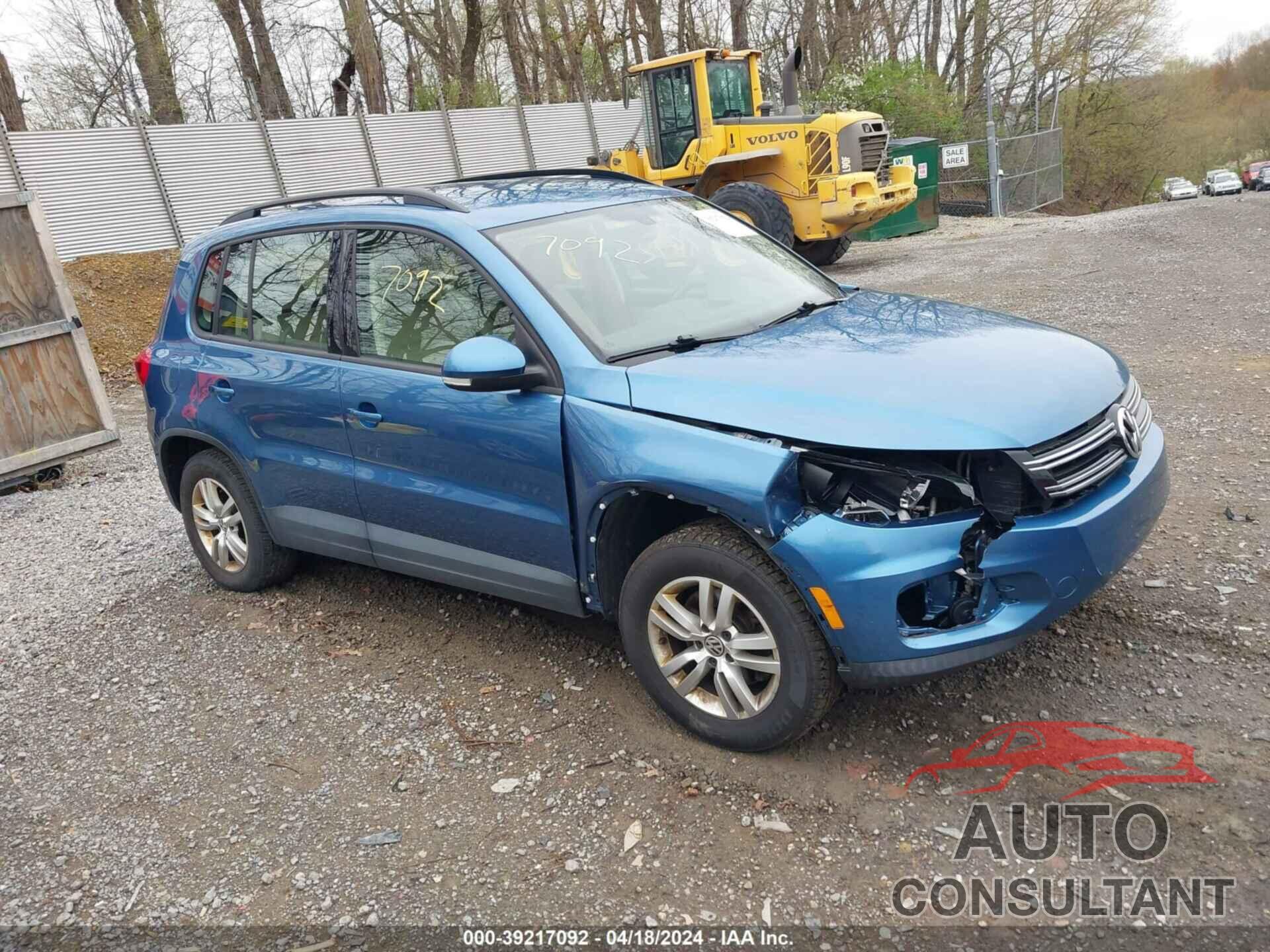 VOLKSWAGEN TIGUAN 2017 - WVGBV7AX7HK035127