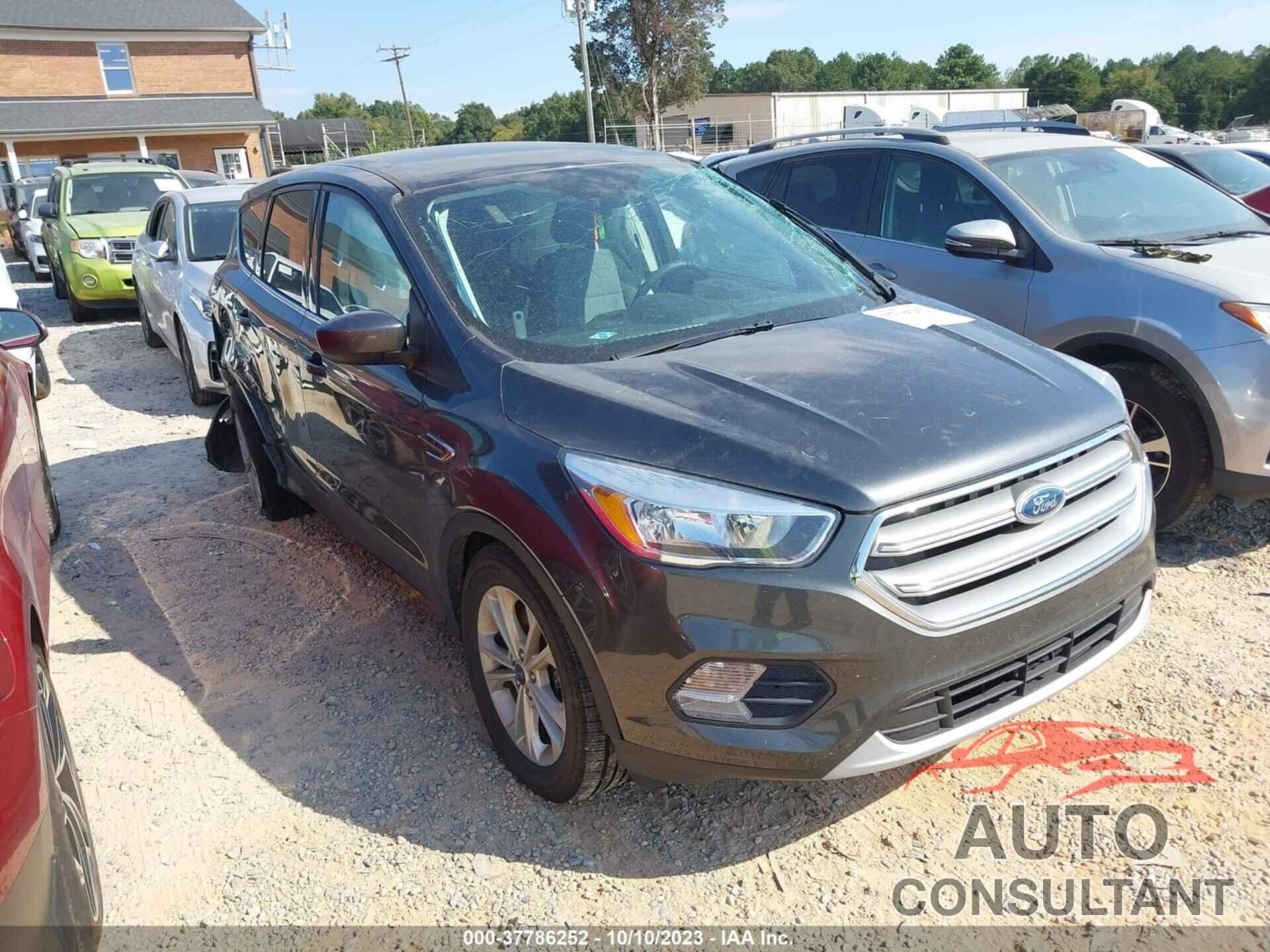 FORD ESCAPE 2017 - 1FMCU9GD0HUE00820