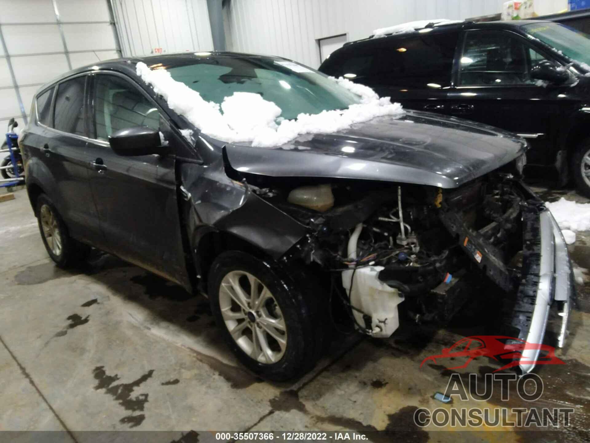 FORD ESCAPE 2017 - 1FMCU0GD7HUE72318