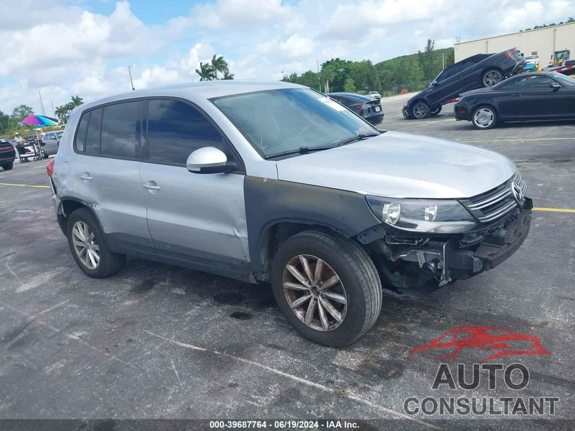 VOLKSWAGEN TIGUAN LIMITED 2018 - WVGAV7AXXJK001376